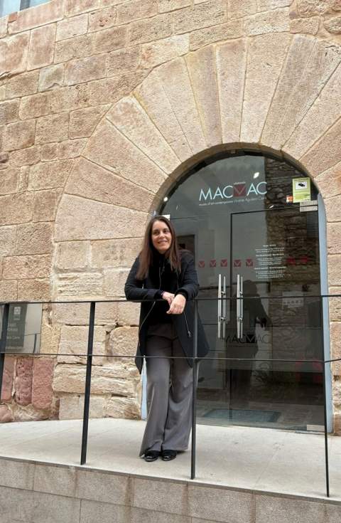 La Dra. Sofía Barrón Abad en la entrada del museo