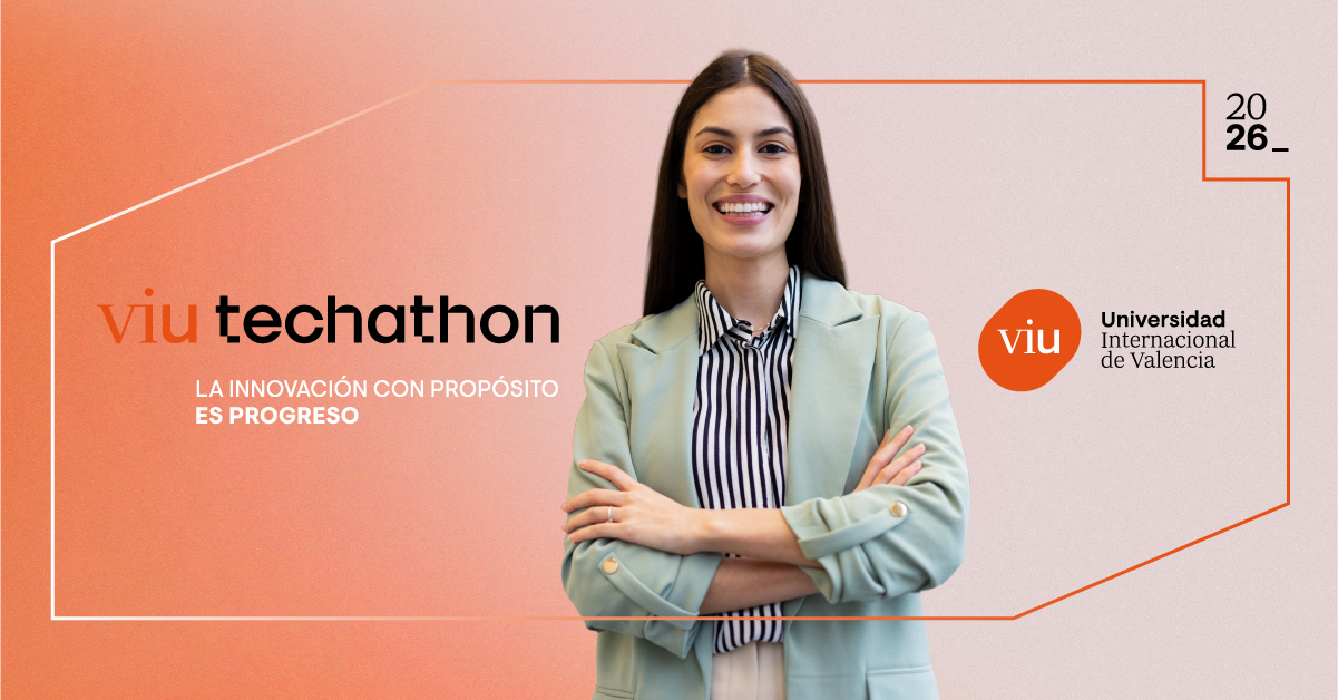 Composición visual en tonos naranjas de promoción de la Techathon 2026 de VIU, con una mujer joven sonriente al centro y logo de VIU a la derecha y de la Techathon a la izquierda