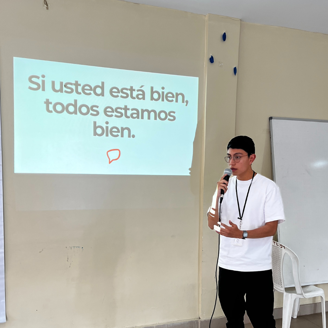 Sebastián Velasco Alumni VIU exponiendo
