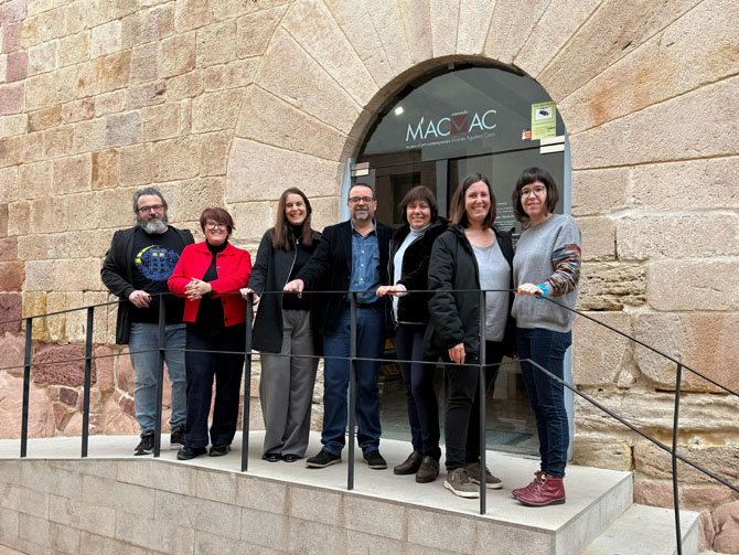 Dra. Sofía Barrón Abad junto al equipo de MACVAC