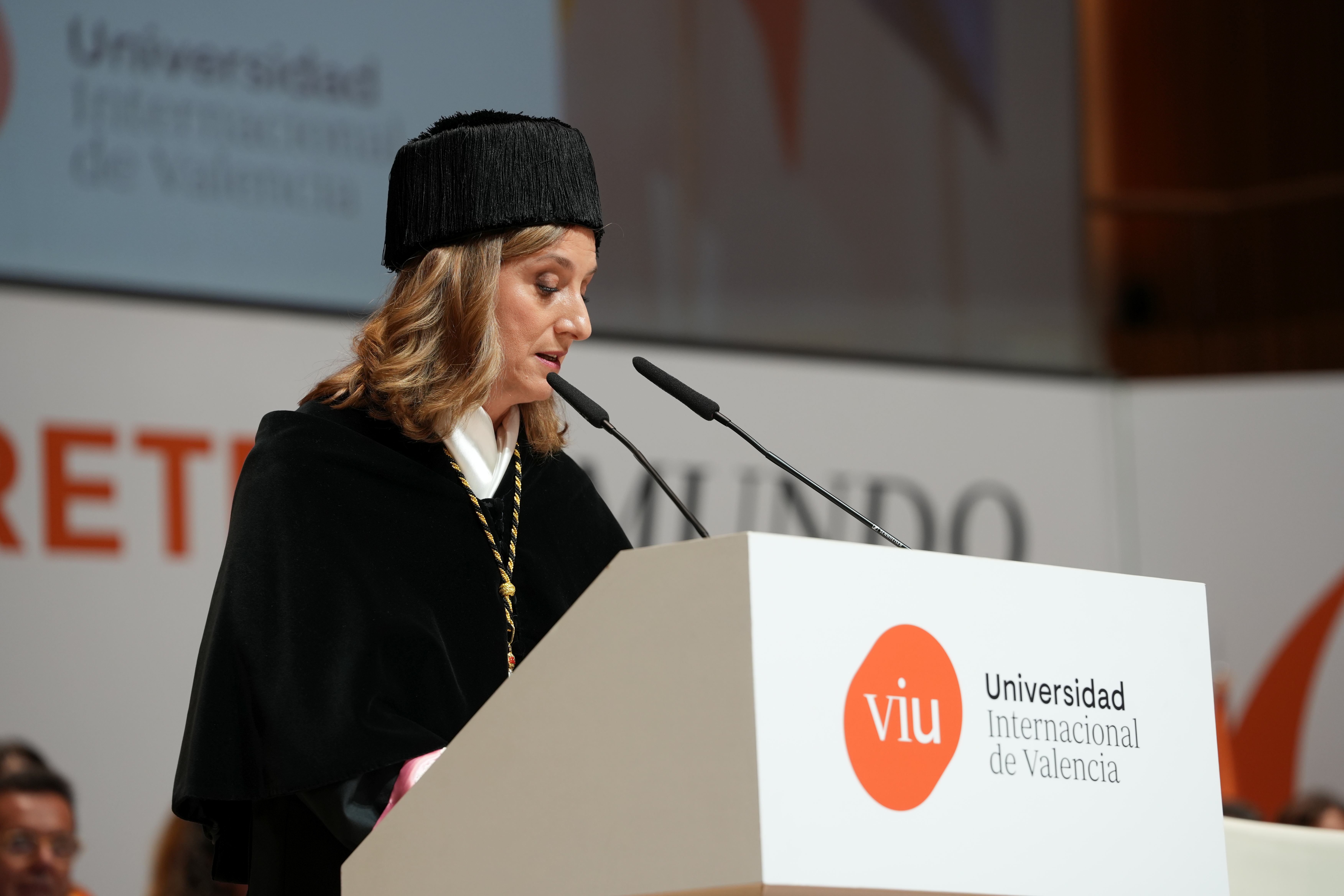 Rectora de VIU Dra. Eva Mª Giner, durante la Graduación 2026 de VIU