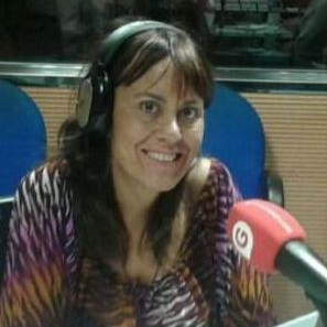 La Dra. Amparo Suay VIU en el estudio durante un programa de radio