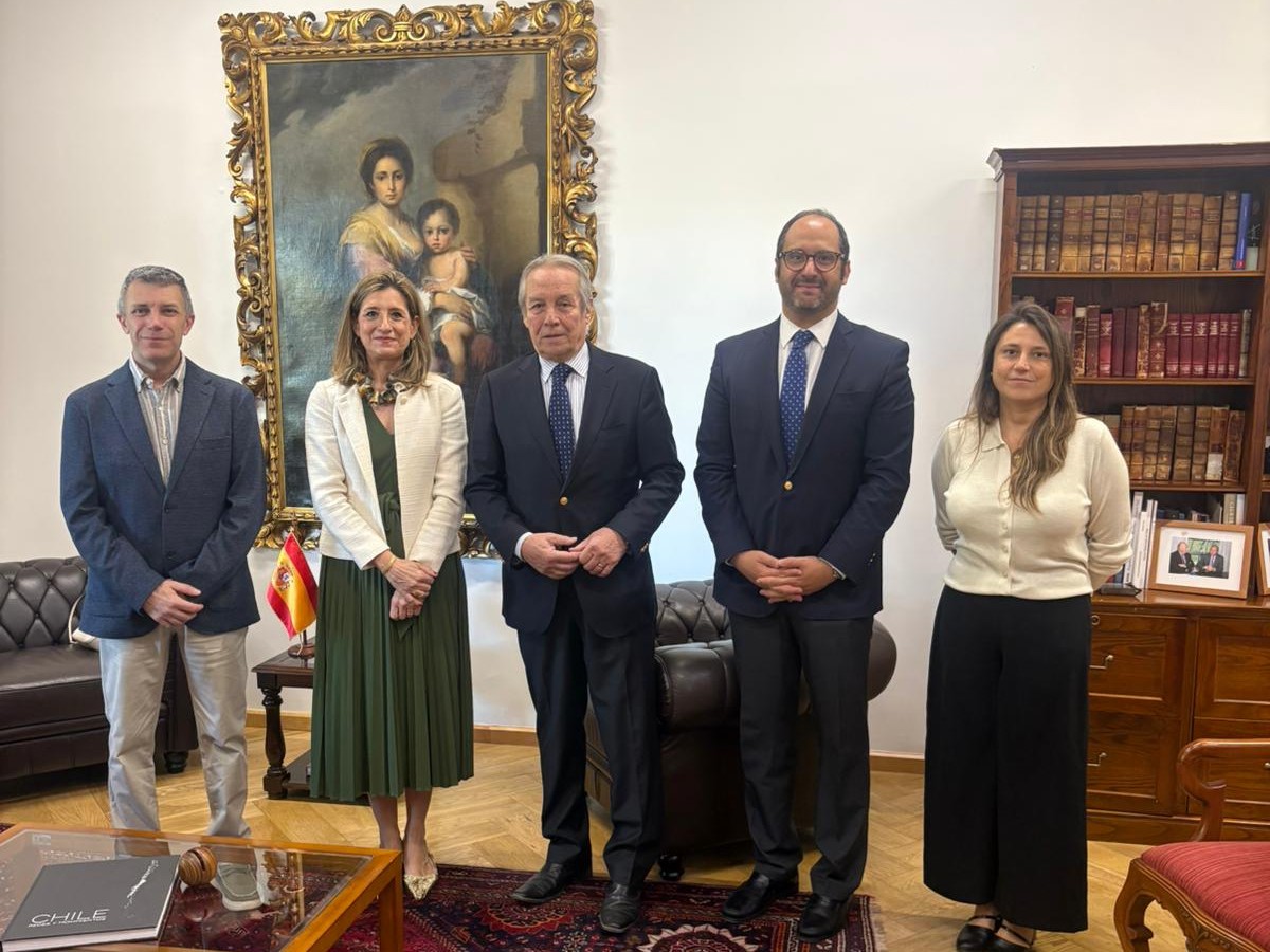 Rectora de VIU, Decano de la Facultad de Ciencias de la Salud de VIU y autoridades de la Universidad Andrés Bello Chile