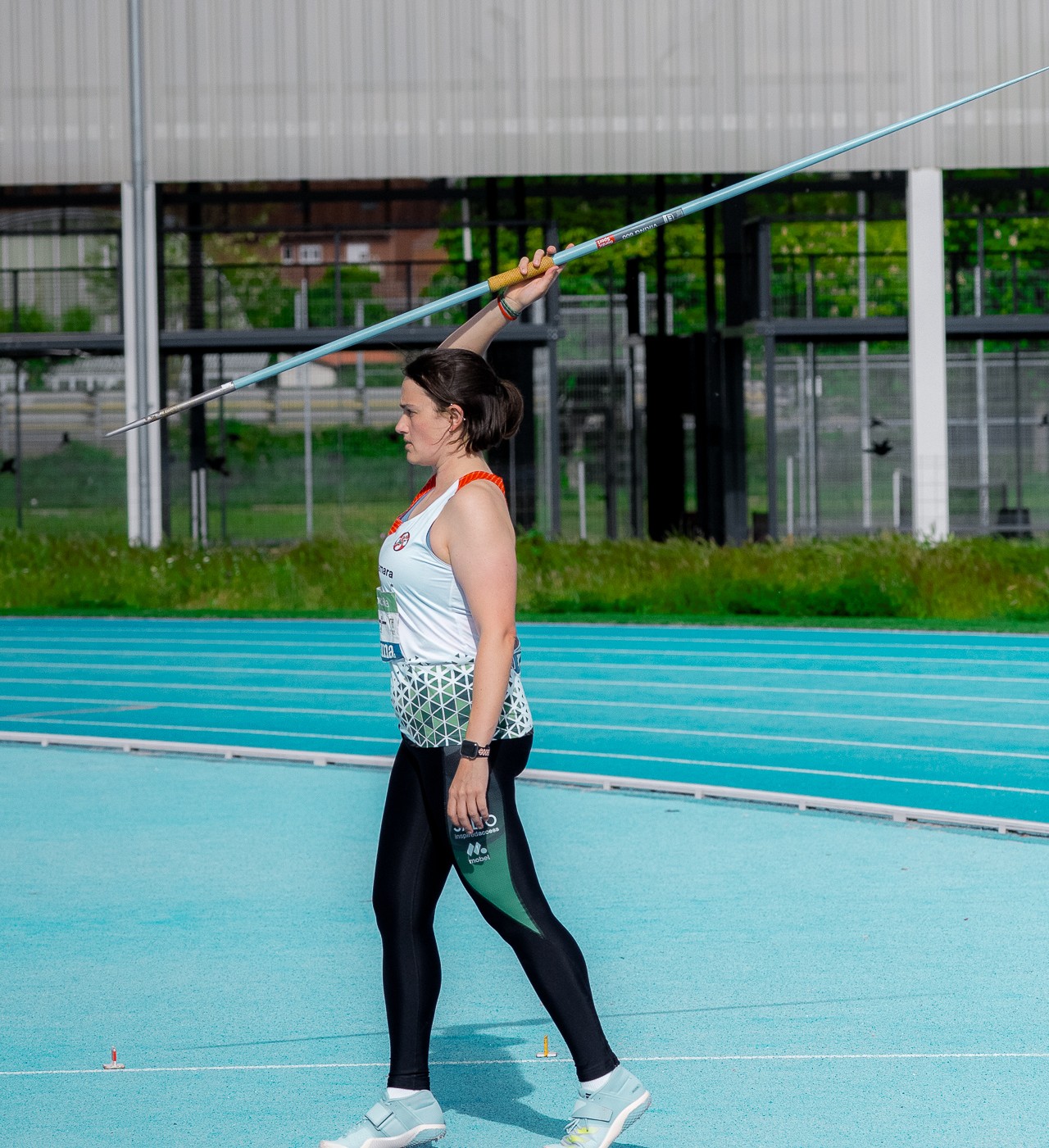 Marta Mancebo durante una competición de lanzamiento de jabalina, sobre la pista de atletismo y con la jabalina en la mano, preparando el lanzamiento