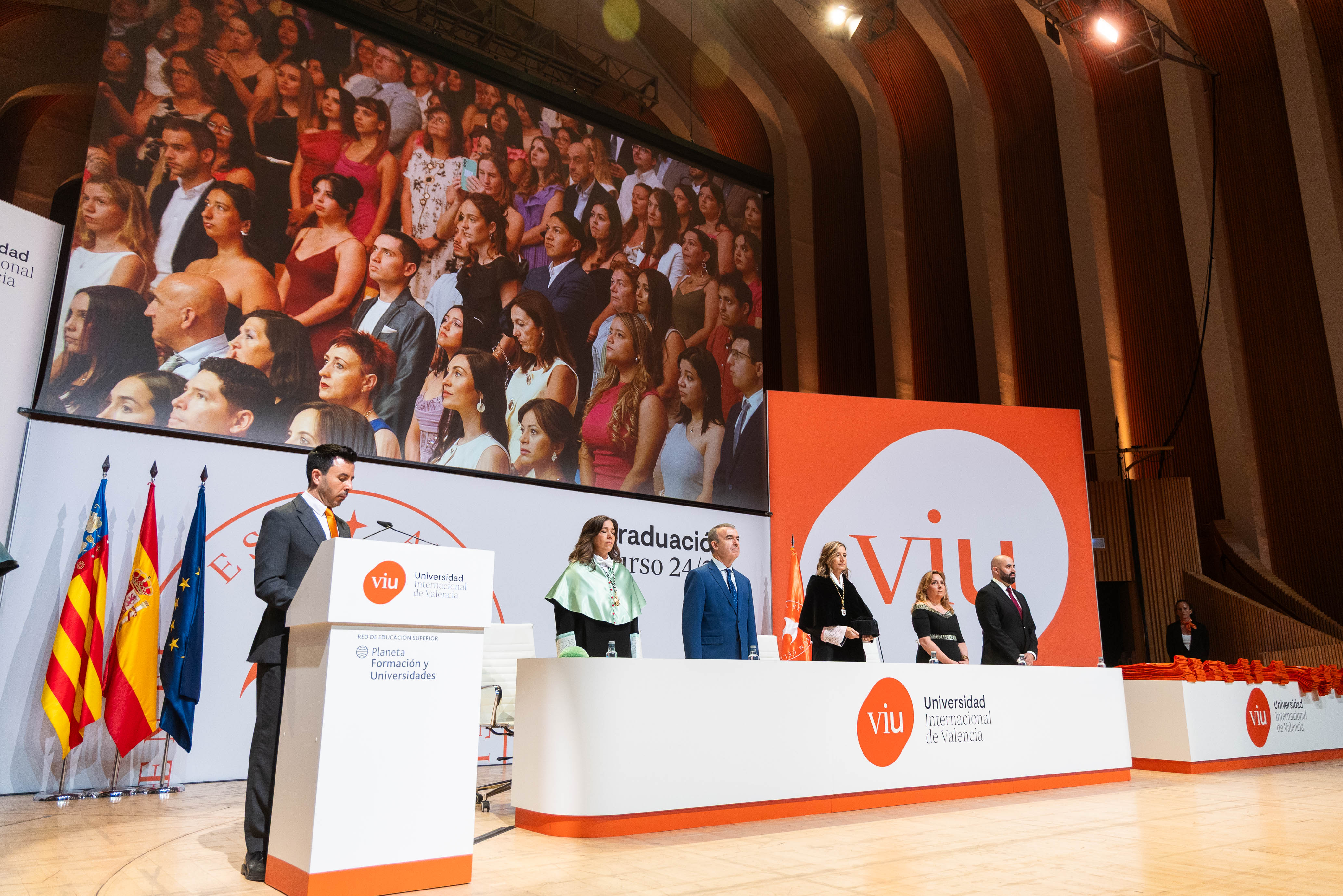 GV 24-25 Mesa autoridades y presentador