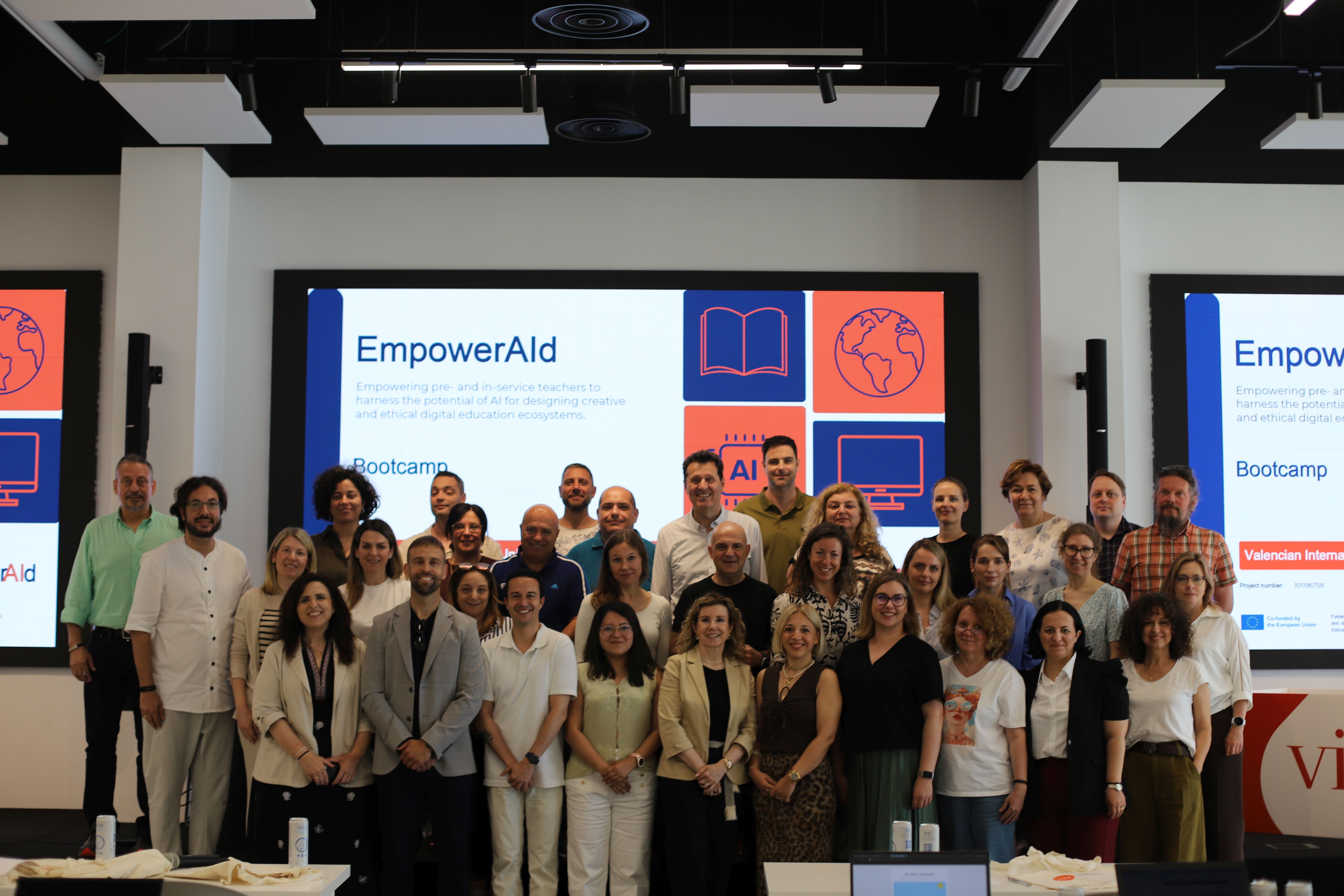 Foto grupal de asistentes al Bootcamp del proyecto Erasmus+ EmpowerAid en el Biohub