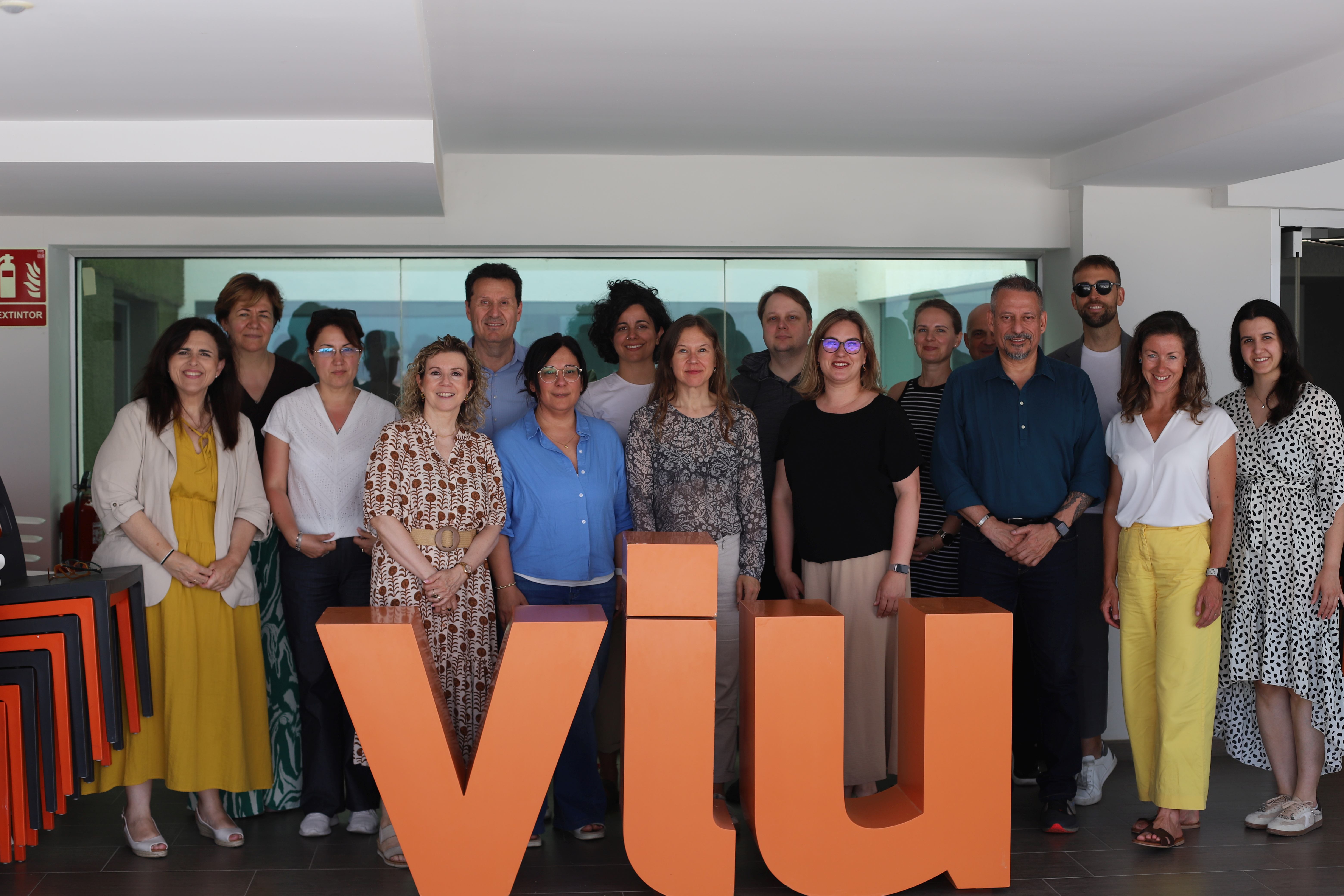 Foto grupal de los representantes de las instituciones participantes en el proyecto Erasmus+ EmpowerAId, durante la trasnational meeting celebrada en las instalaciones de la sede central de VIU en Valencia
