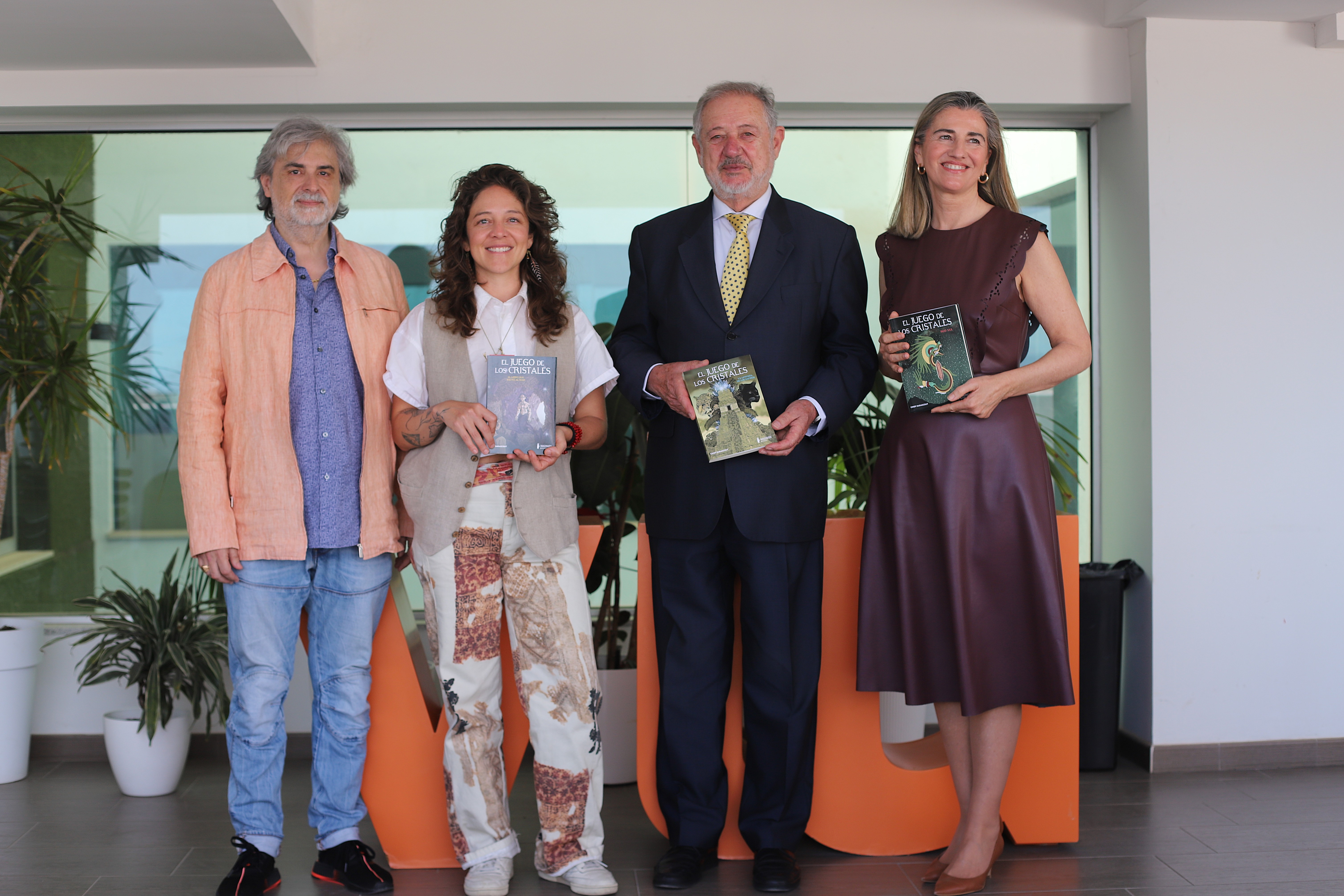 Cindy Barascout Alumni VIU junto al decano de la Facultad de Artes, Humanidades y Comunicación, Dr. Joan Oleaque; el Cónsul Honorario de Guatemala en Valencia, D. Ernesto Bonet Peiró; y la decana de la Facultad de Ciencias Sociales y Jurídicas de VIU, Dra. Julia Candado