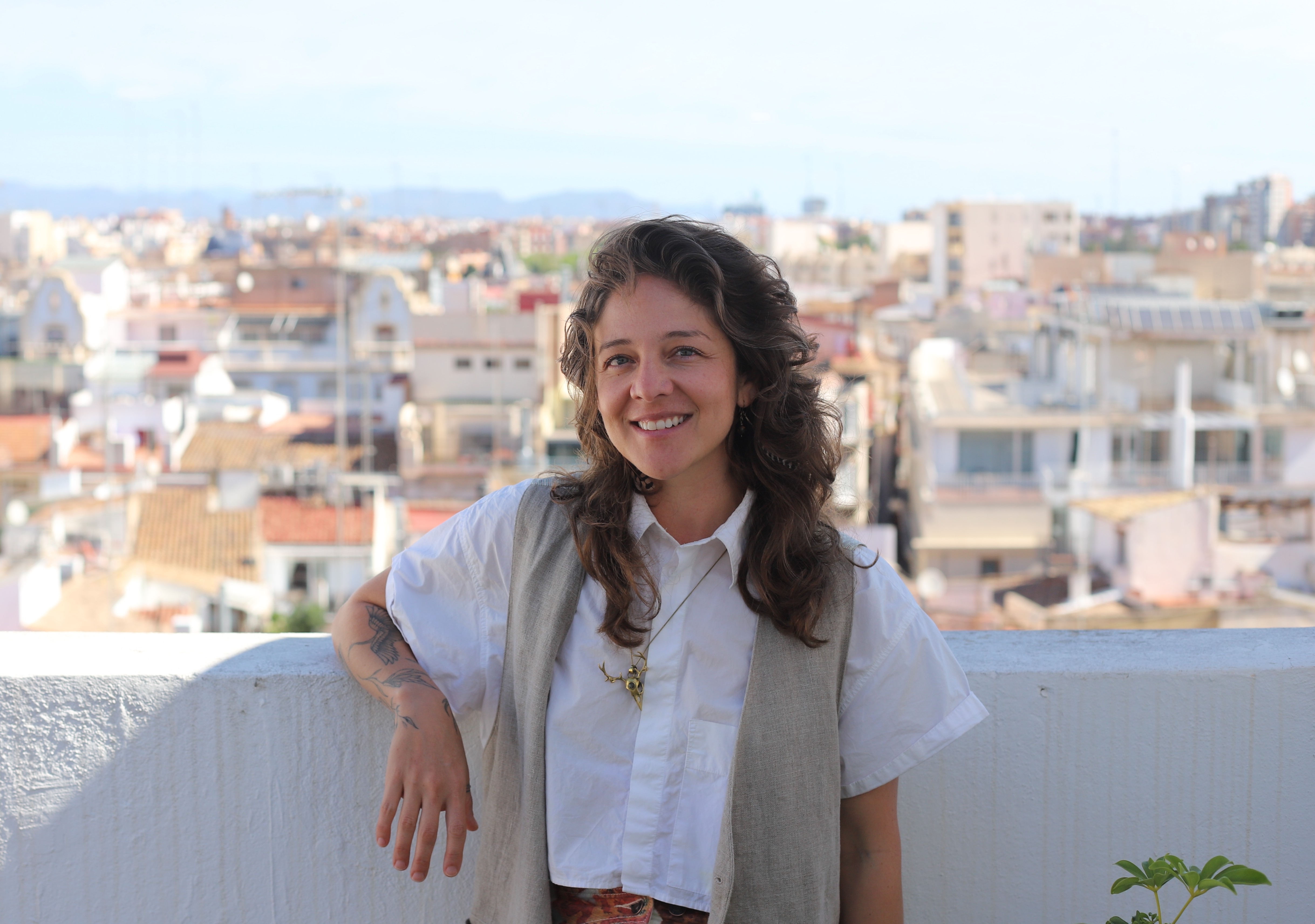 Retrato de Cindy Barascout Alumni VIU, en la terraza de la sede central de la Universidad Internacional de Valencia 