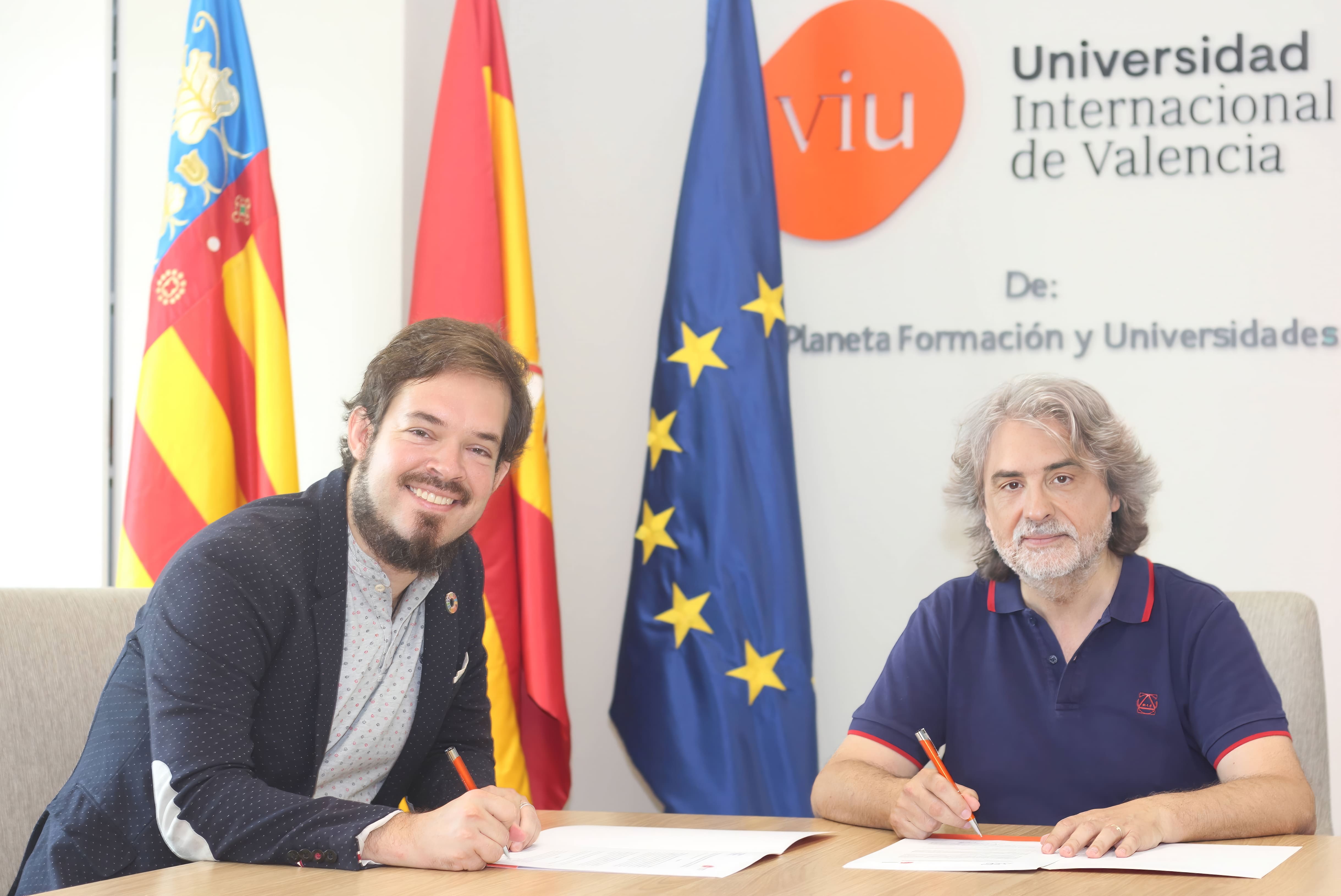 Simón Perera, vocal de la Junta de la AEC2 y Joan Manuel Oleaque, decano de la Facultad de Artes, Humanidades y Comunicación de VIU AEC2 y VIU