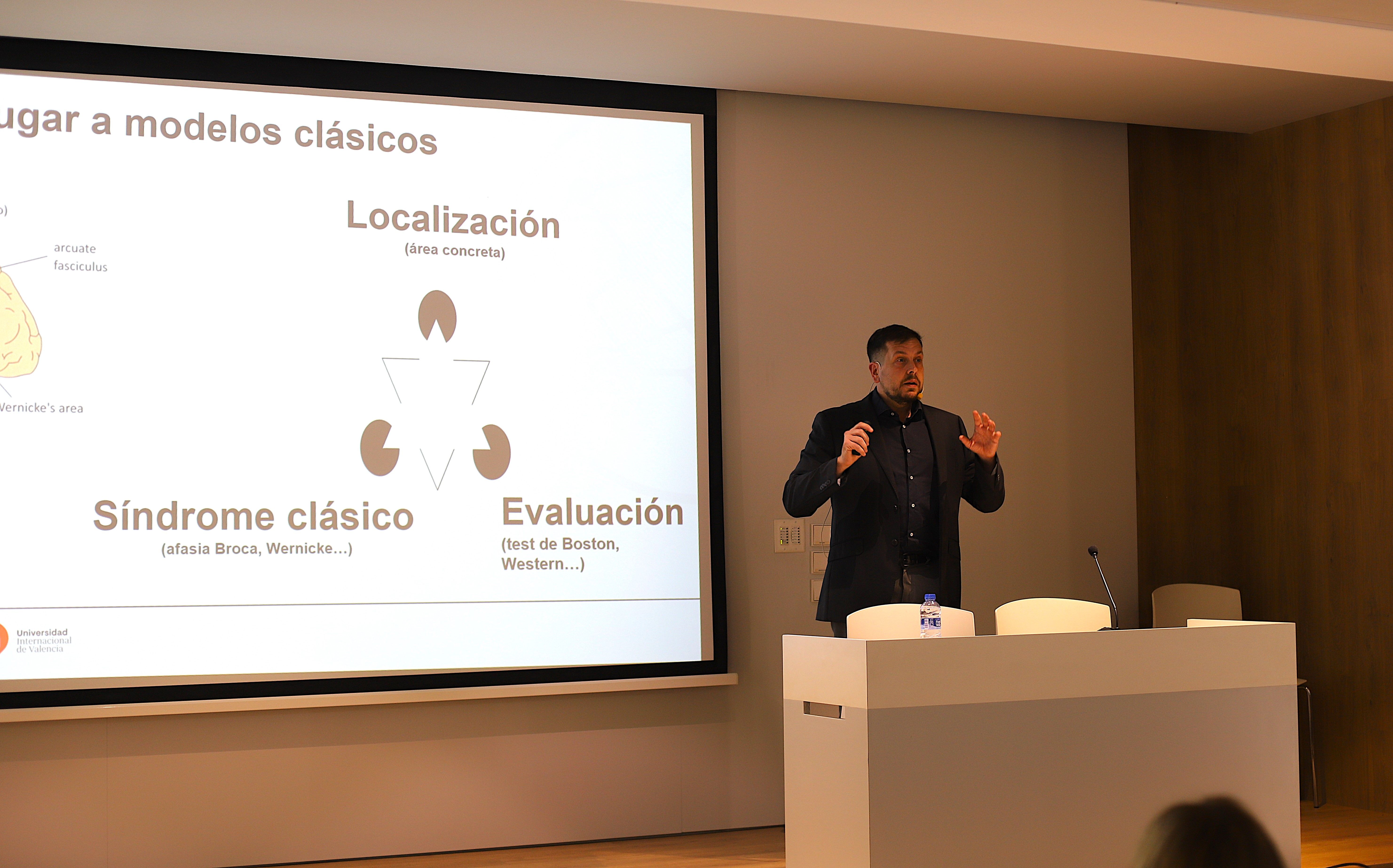 El Dr. Aarón Fernández del Olmo durante su ponencia en las IV Jornadas de la Cátedra VIU-NED en Neurociencia Global y Cambio Social