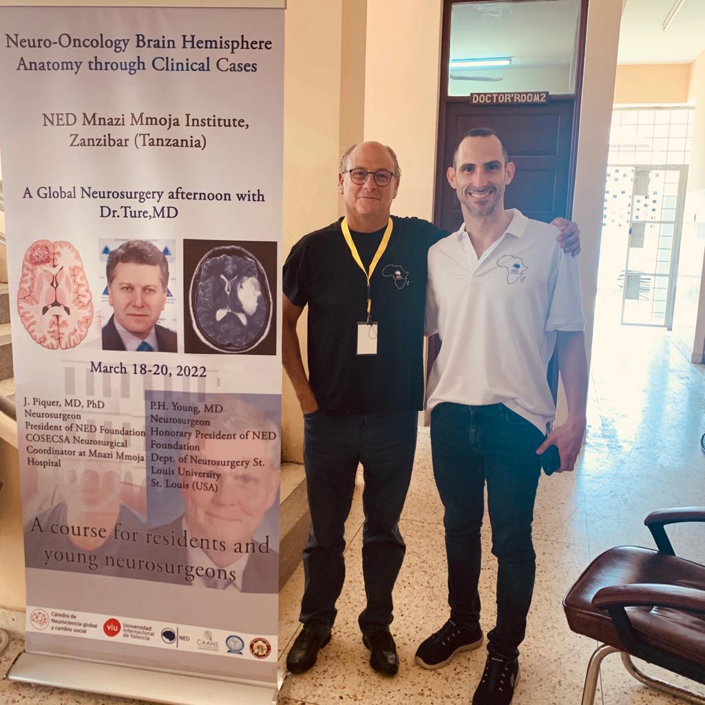 Dr. Rubén Rodríguez Mena junto al Dr. José Piquer Belloch n el curso Neuro-oncology Brain Hemisphere, realizado en el NED Institute de Zanziba