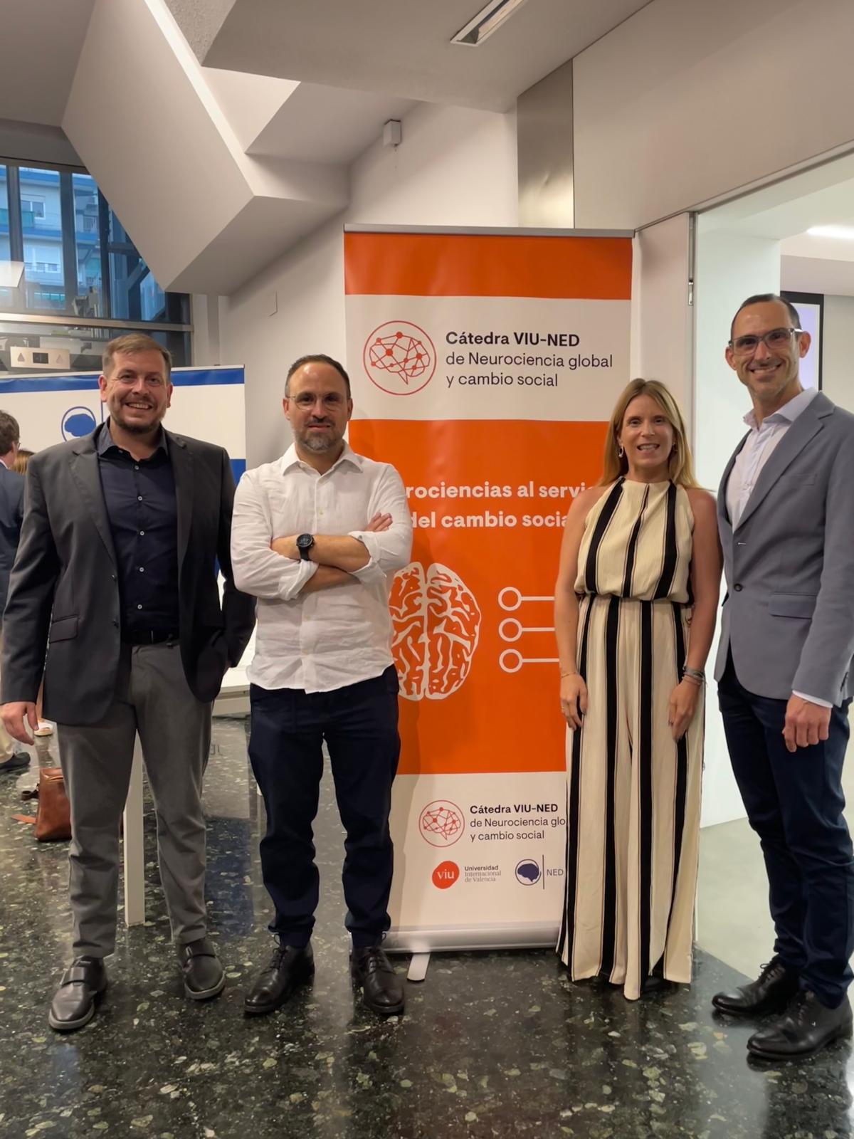 Dr. Aarón Fernández del Olmo junto al Dr. José Piquer Martínez, director de la Fundación NED y a los codirectores de la Cátedra VIU-NED