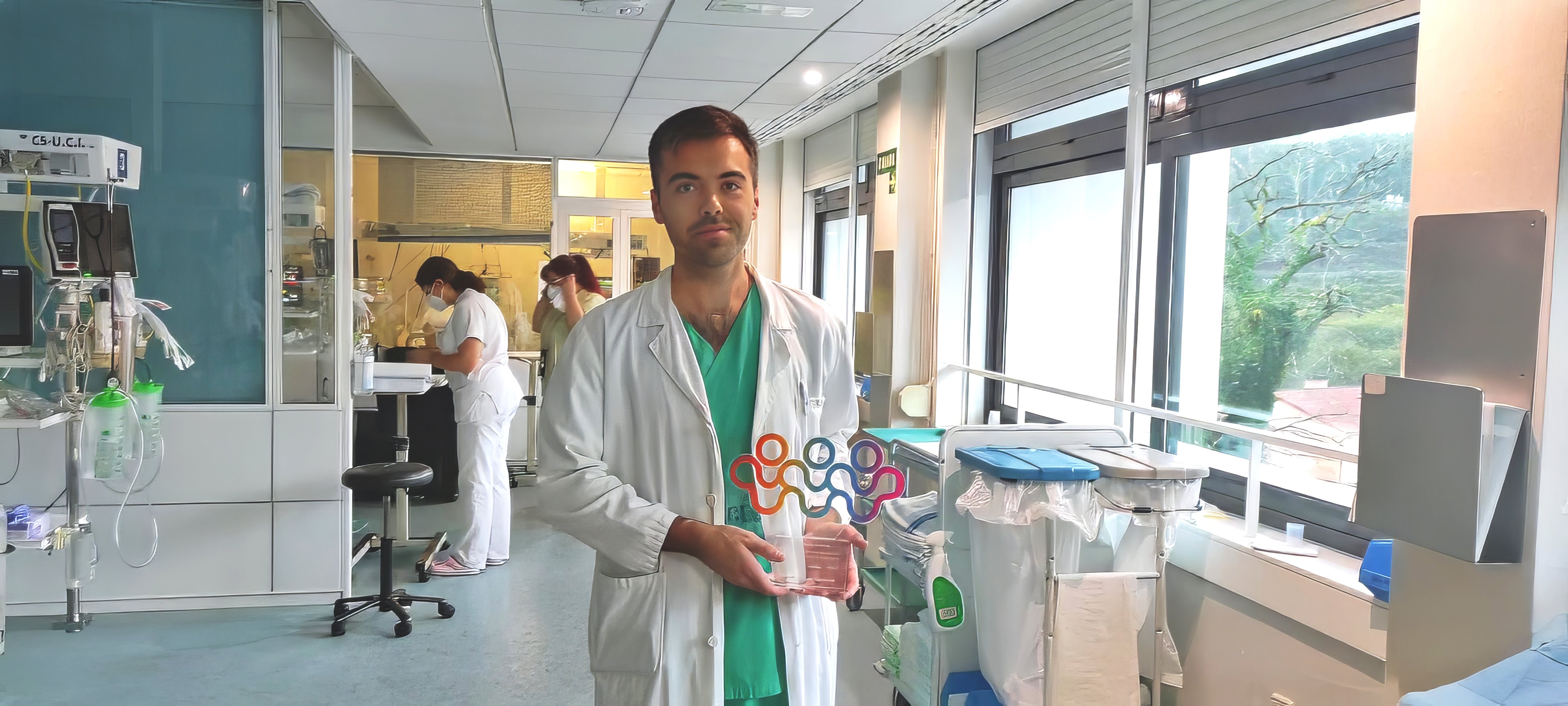 El Dr. Emilio Rodríguez Ruiz posando con el premio de la Cátedra de Humanización