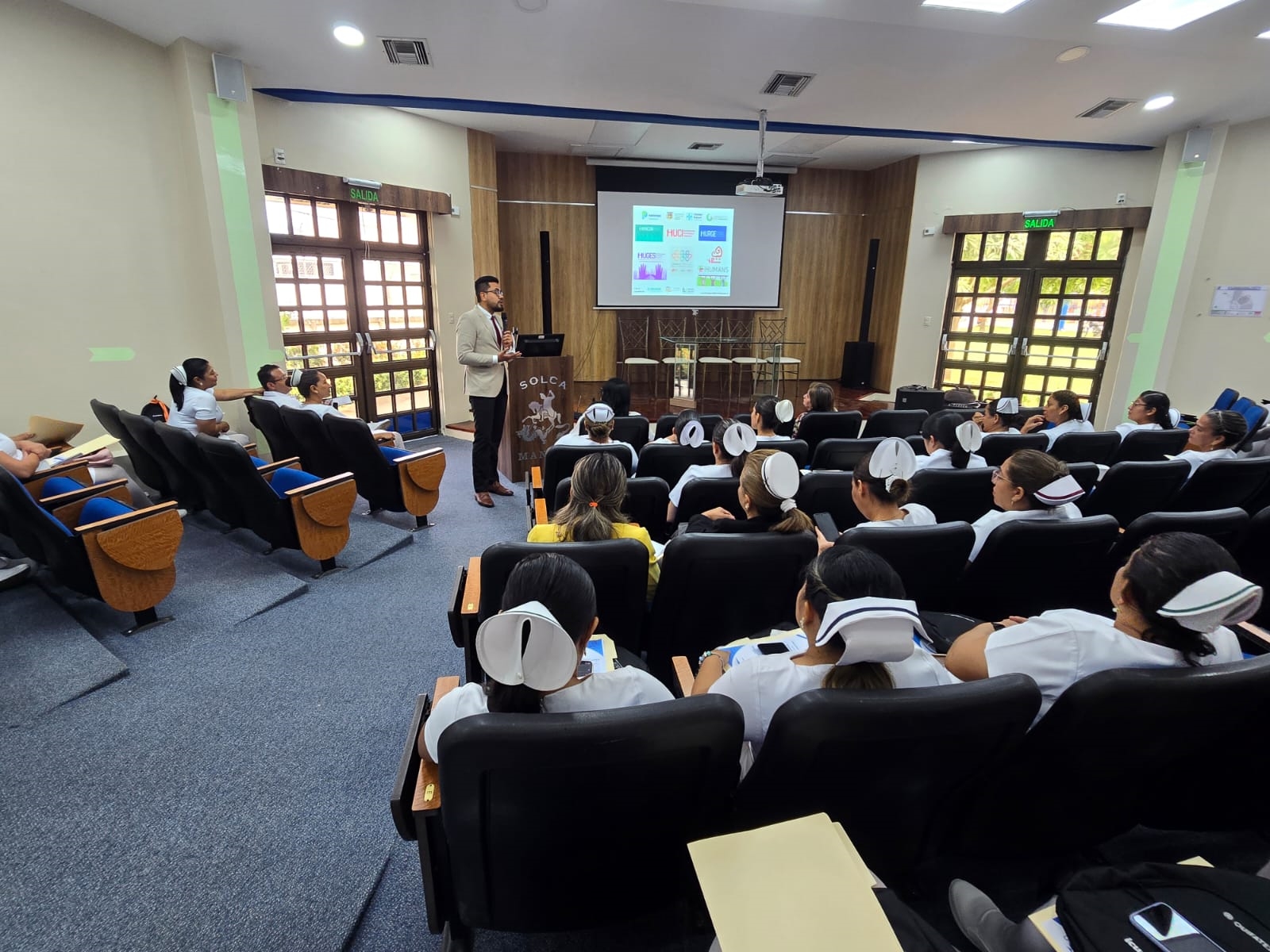 Dr. Joshua Culcay impartiendo clases en el aula