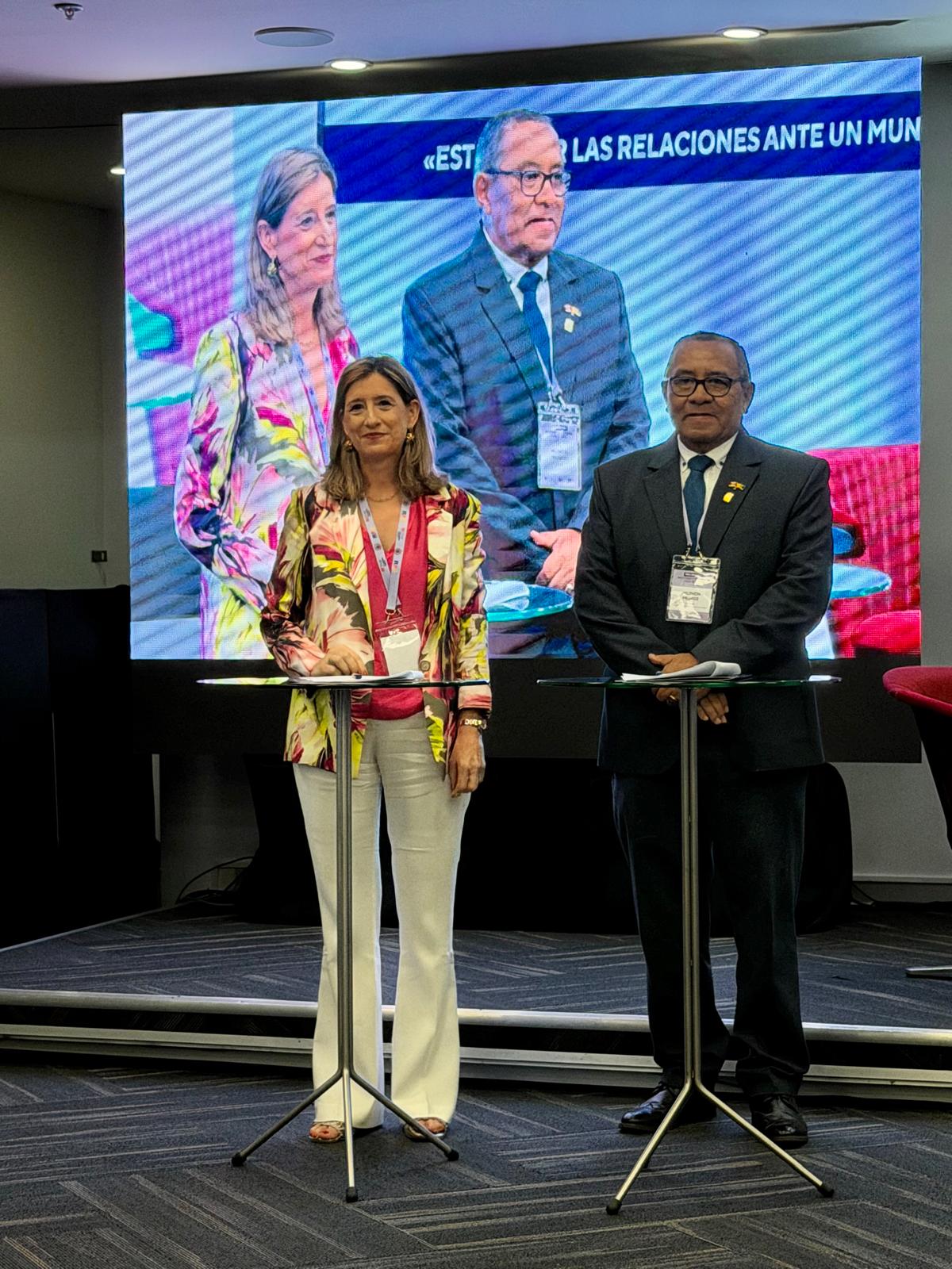 Dra. Eva María Giner reunión CRUE 2026 firma declaración