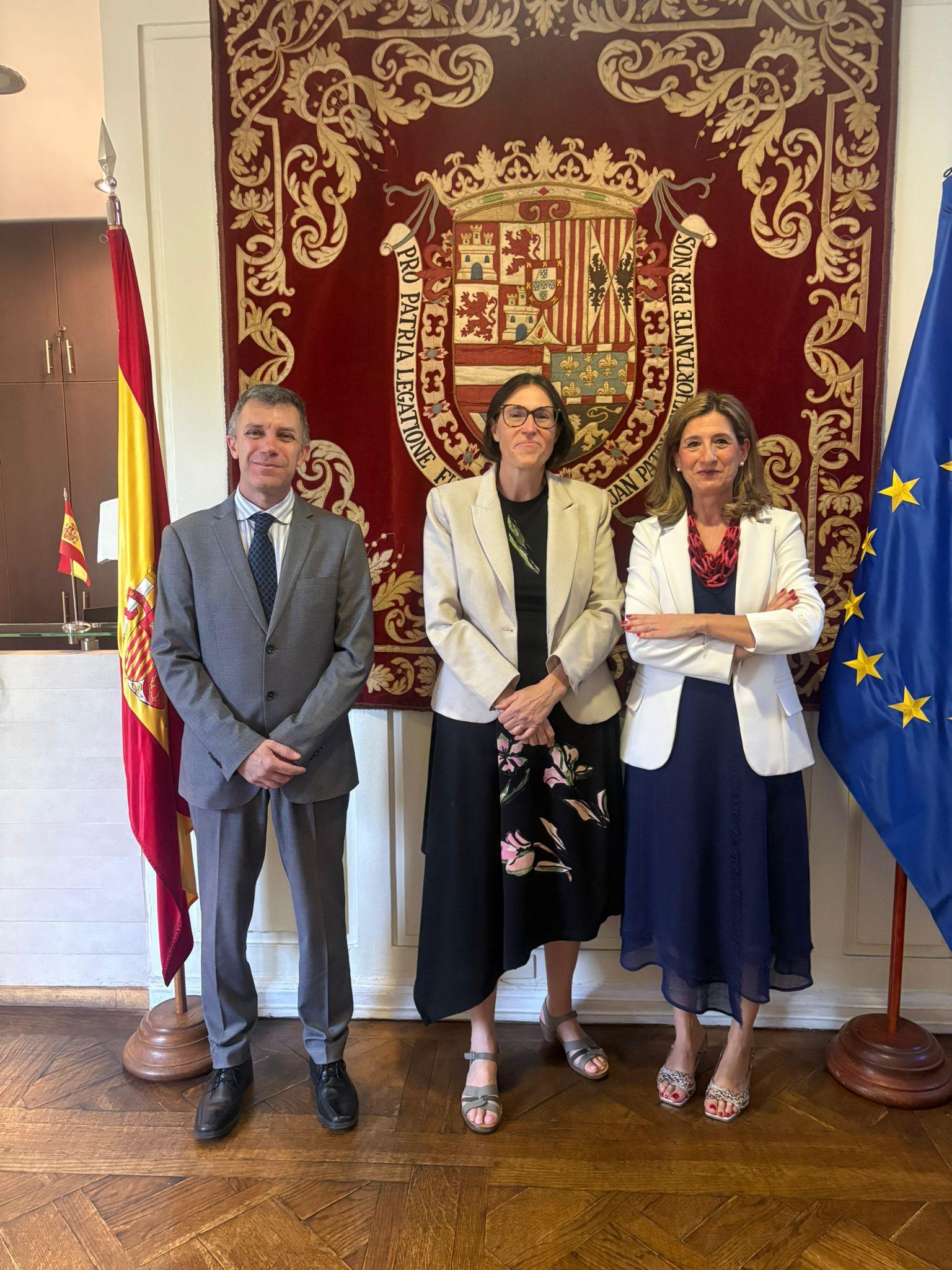 Rectora de VIU, Decano de la Facultad de Ciencias de la Salud de VIU y Embajadora de España en Chile