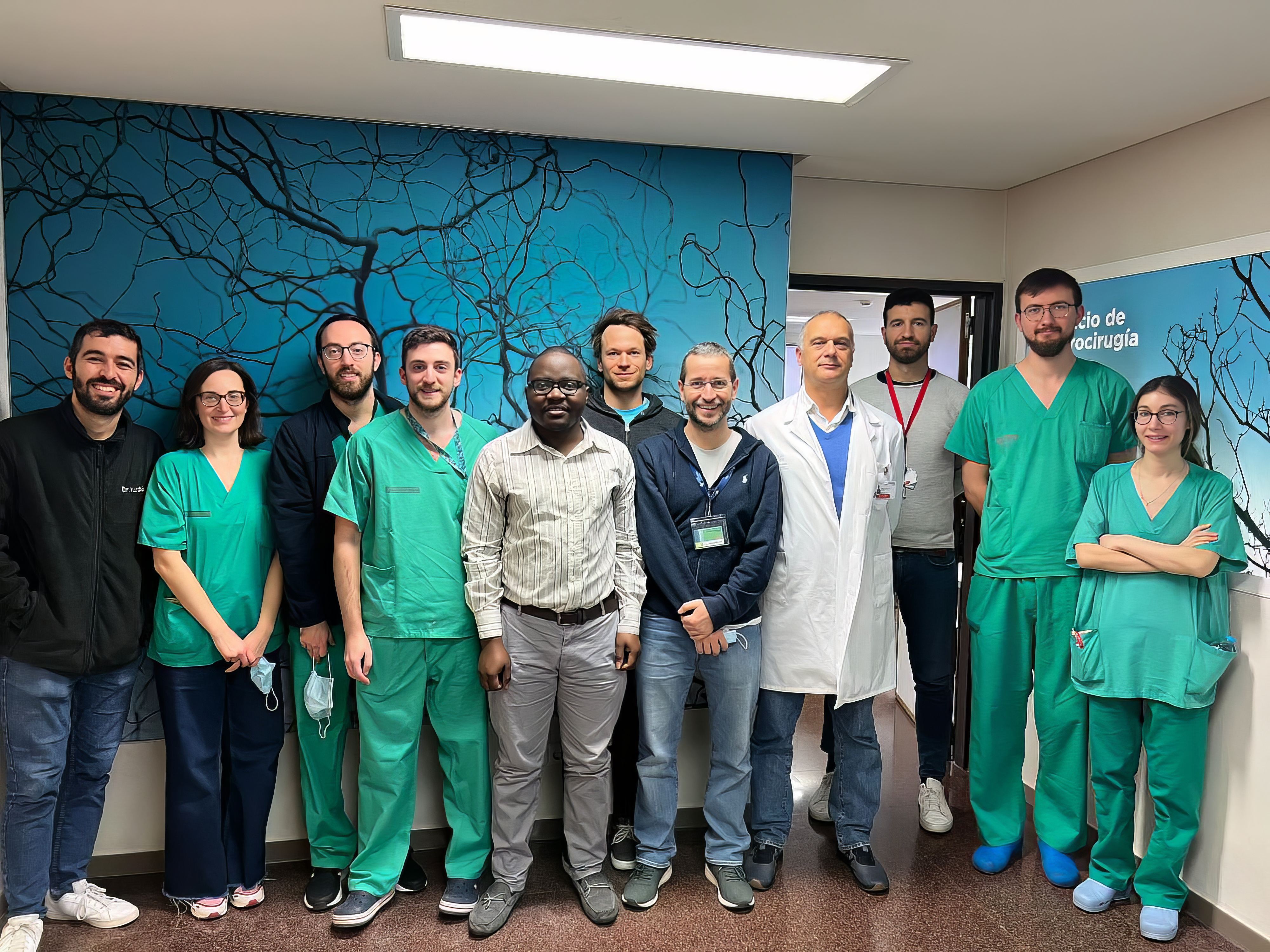 Dr. Emmanuel Wafula Wekesa Junto al equipo del Hospital de Alicante