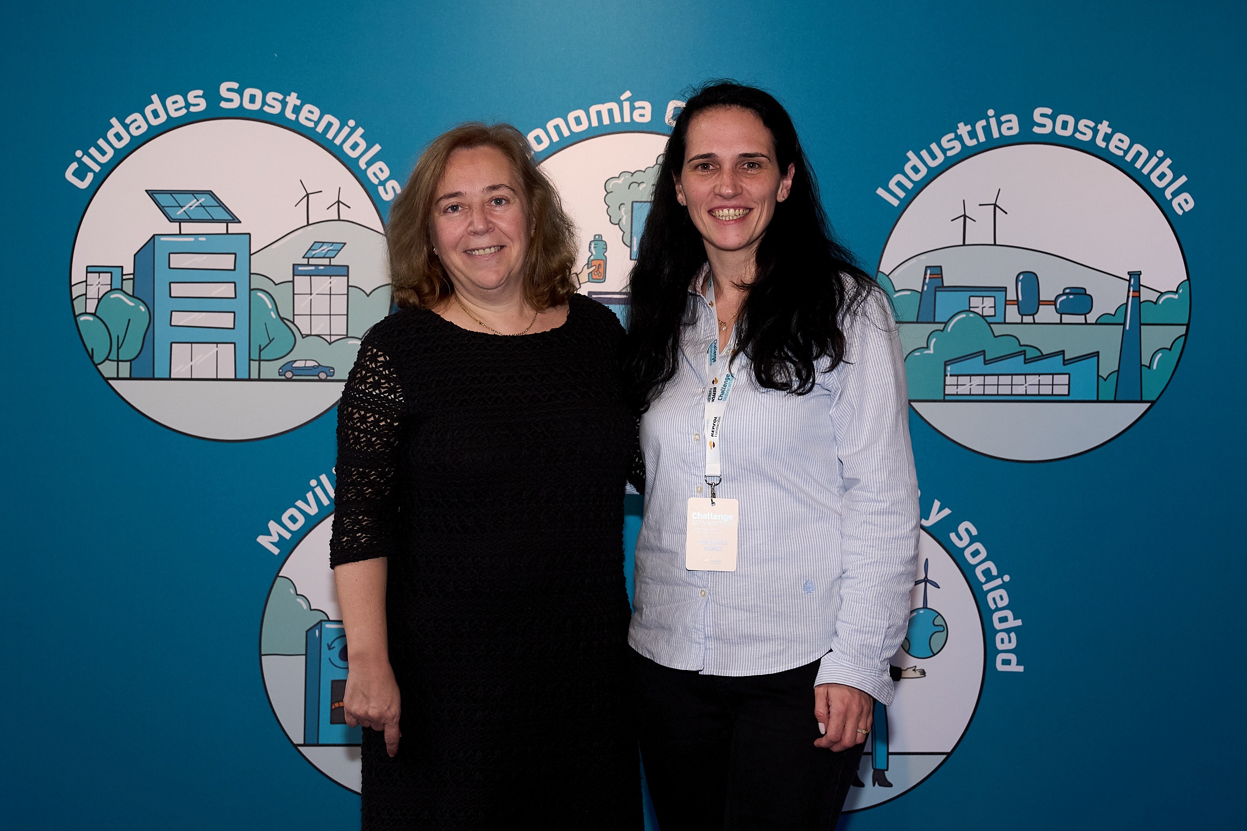 Estefanía Muñoz Moraga junto a Amelia N. Ruiz Molina, Vicerrectora de Profesorado y Ordenación Académica de VIU