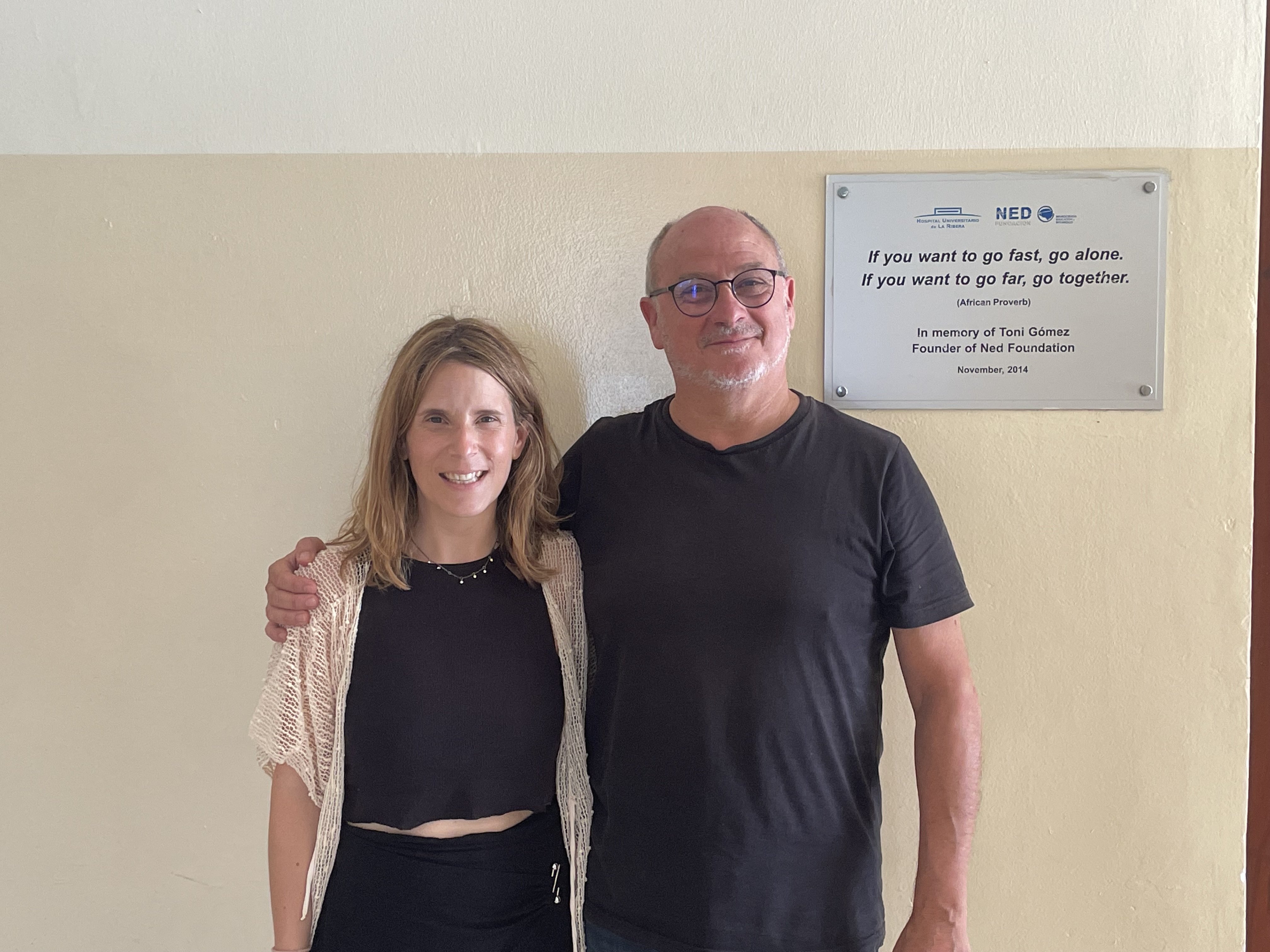 La codirectora con el Presidente de Fundación NED y fundador de la cátedra VIUNED , en la puerta de la sala de trabajo del Instituto NED.