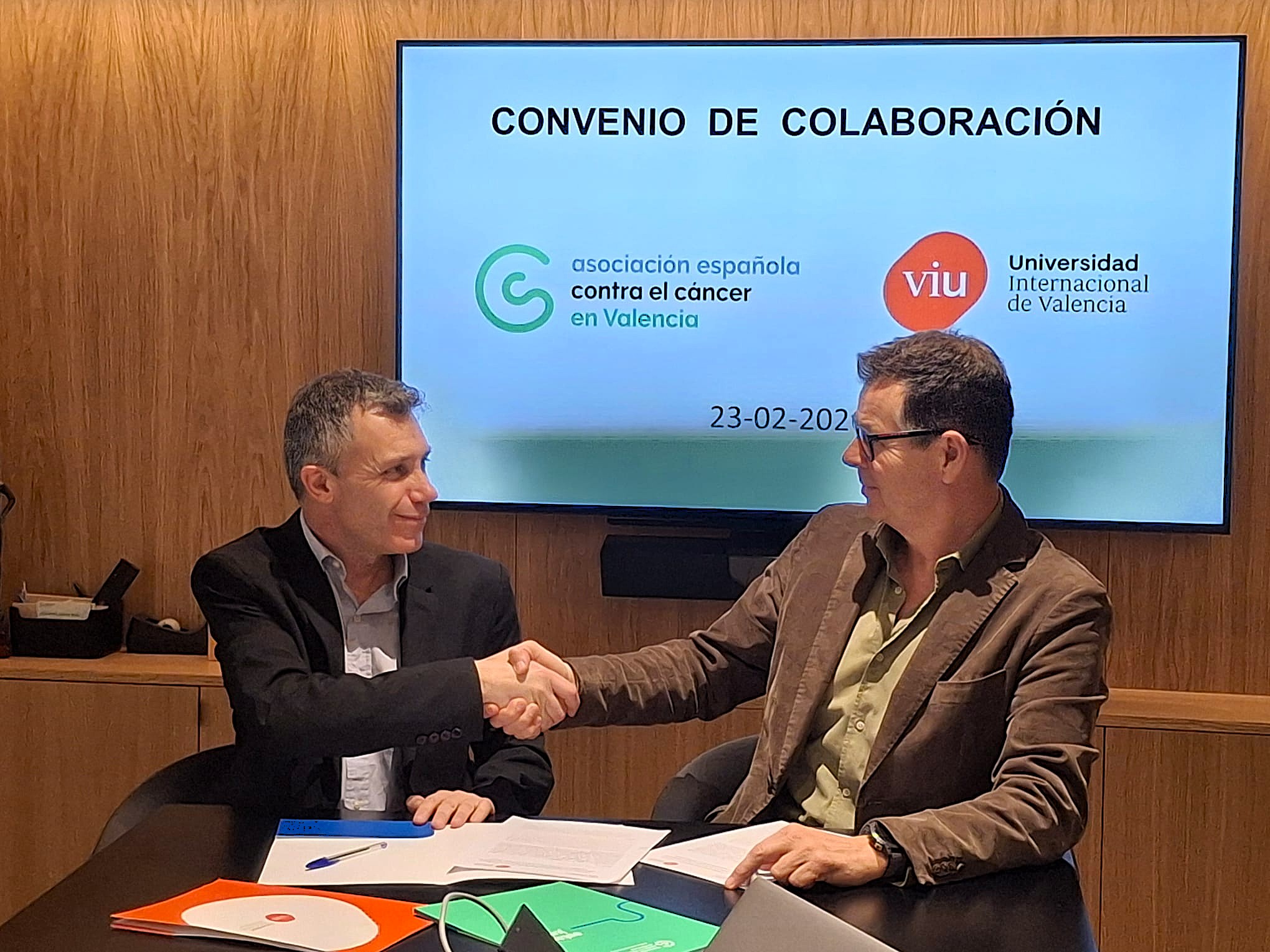 y el Dr. Vicente Antonio Gea Caballero, decano de la Facultad de Ciencias de la Salud de VIU y Javier Llombart de la Asocación Española Contra el Cáncer en Valencia en el momento de la firma