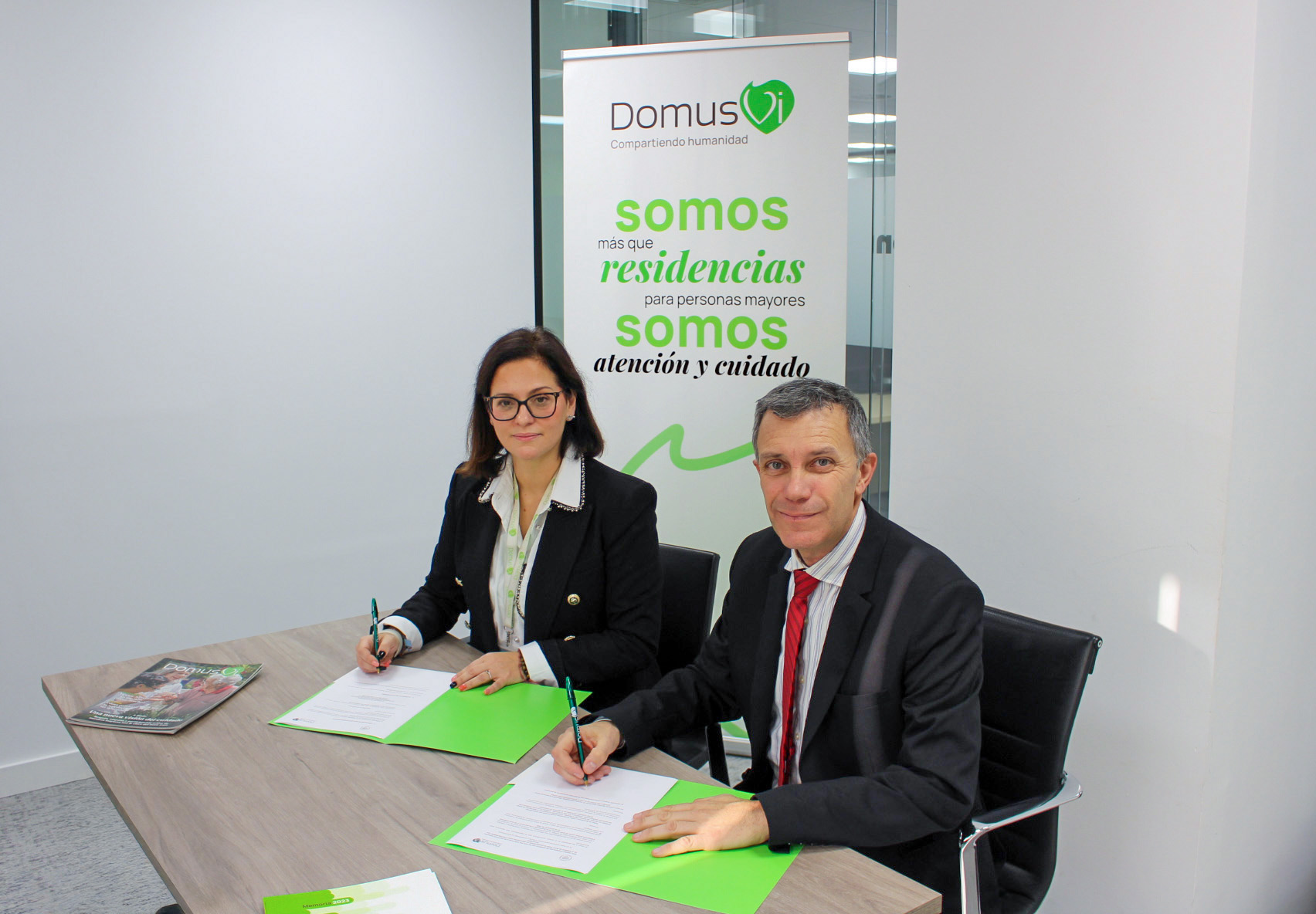 María Taboada, directora corporativa de Excelencia, y Dr. Vicente Gea Caballero, decano de la Facultad de Ciencias de la Salud de VIU. Firma de convenio entre ambas instituciones