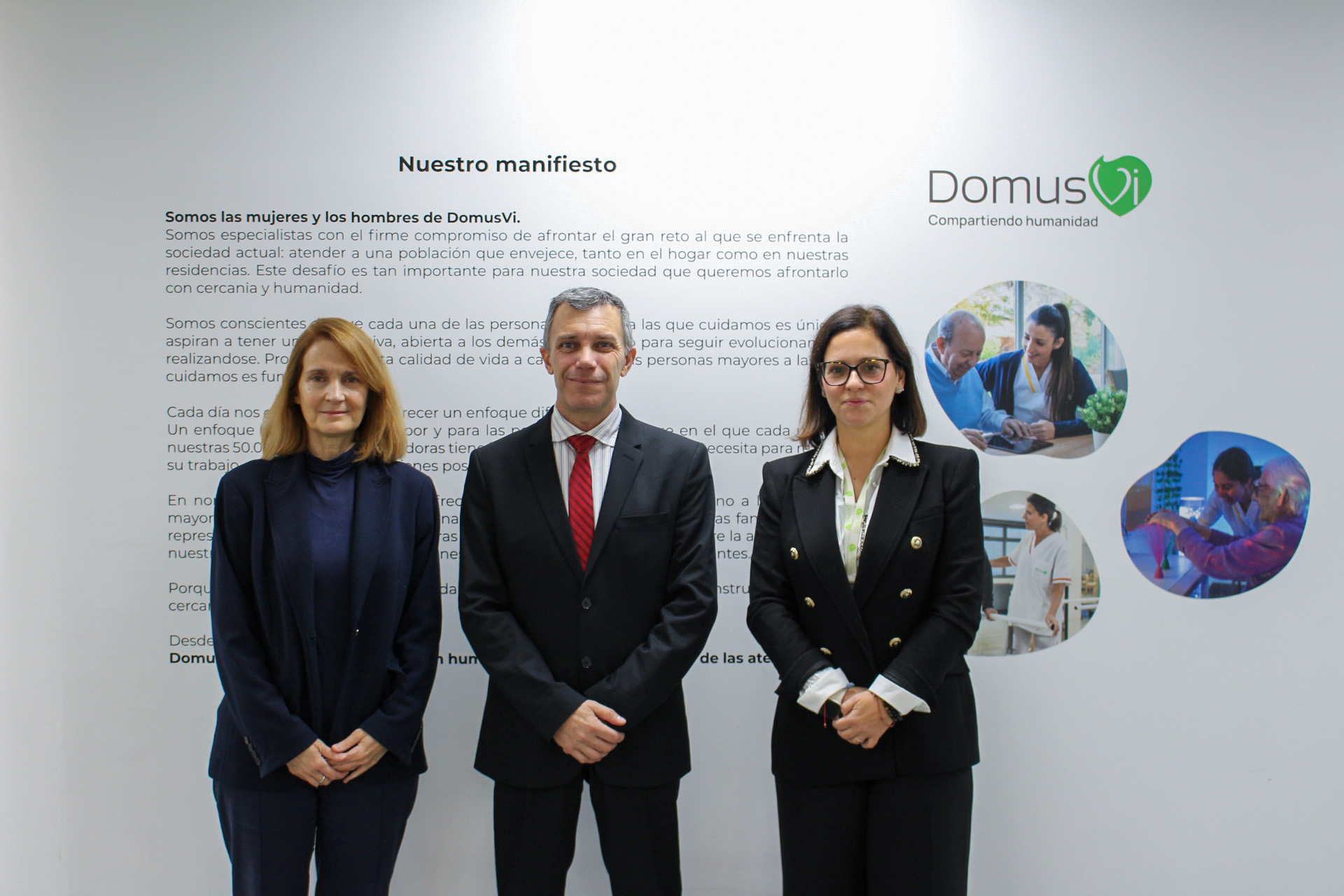 De izqda. a dcha: Rocío Alonso, directora de Humanización de DomusVi, el Dr. Vicente Gea Caballero, decano de la Facultad de Ciencias de la Salud de VIU, y María Taboada, directora corporativa de Excelencia de DomusVi.