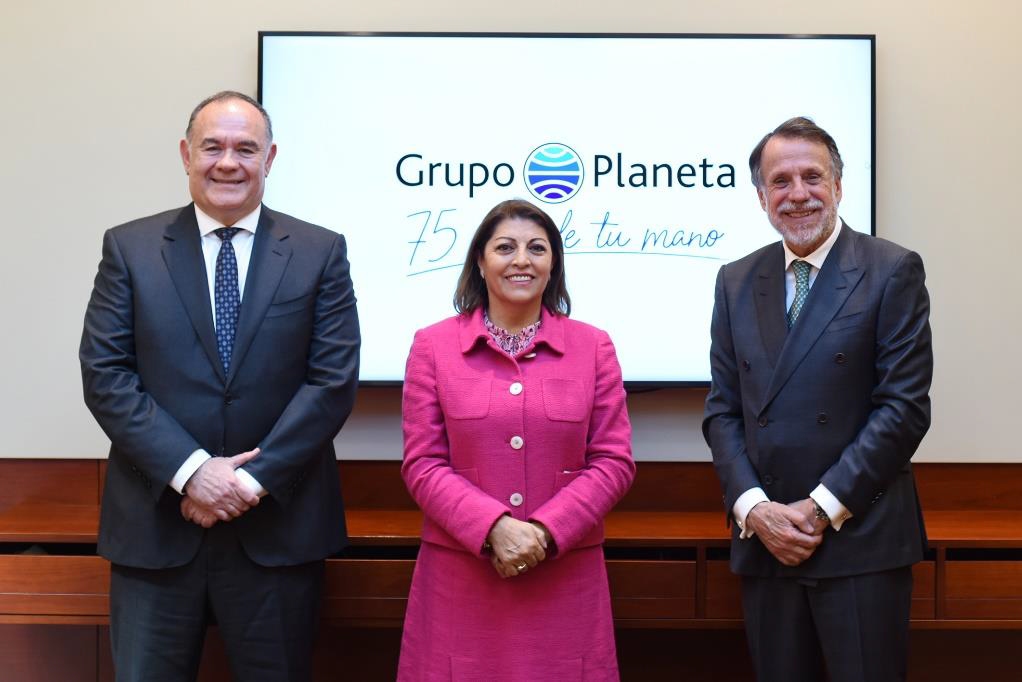 De izquierda a derecha: el CEO de Planeta Formación y Universidades, Carlos Giménez; la embajadora de la República de Ecuador en España, Wilma Andrade; y el Presidente de Grupo Planeta, José Creuheras.