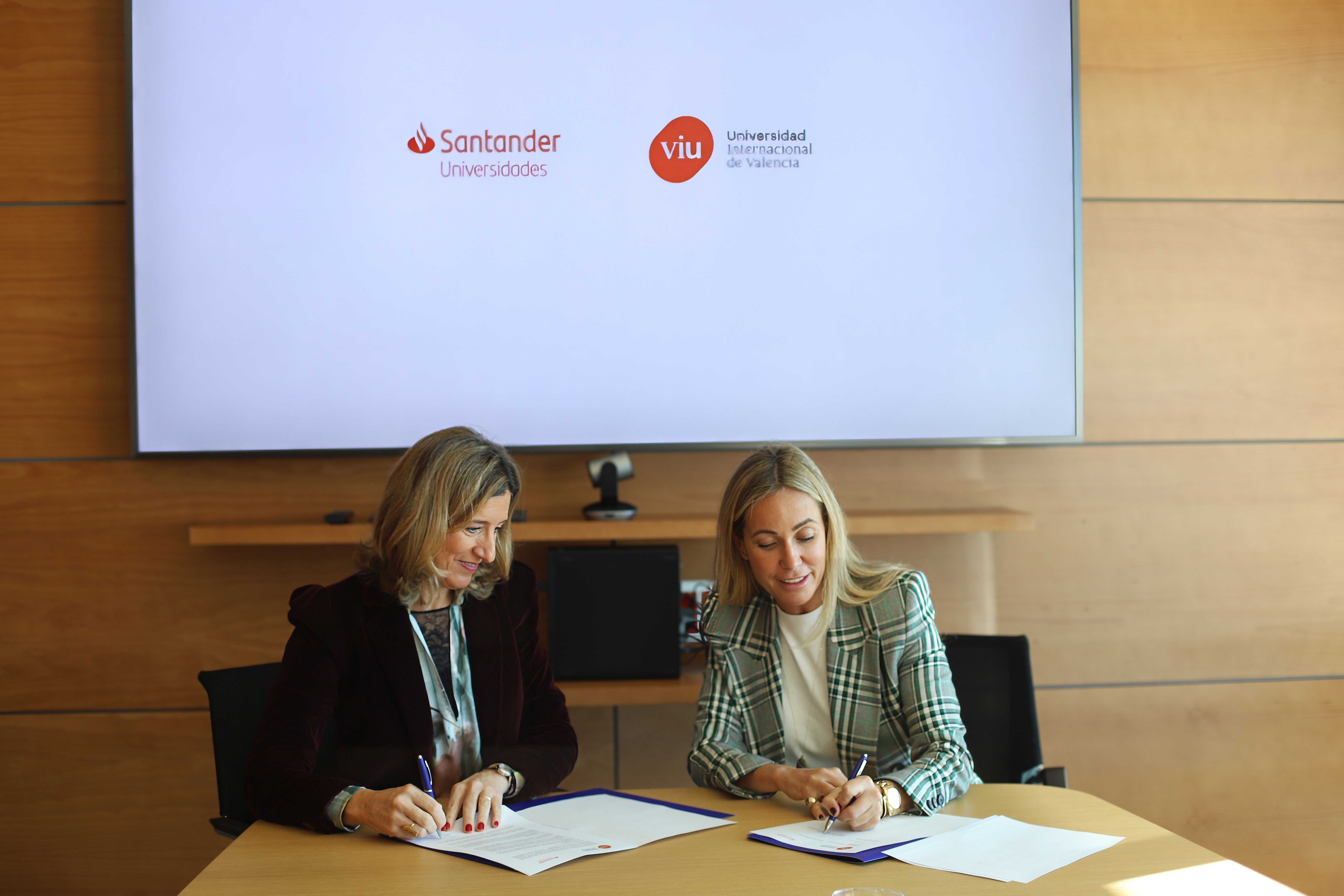 Rectora de VIU, Dra. Eva María Giner y la directora de Santander Universidades España, Susana García Espinel