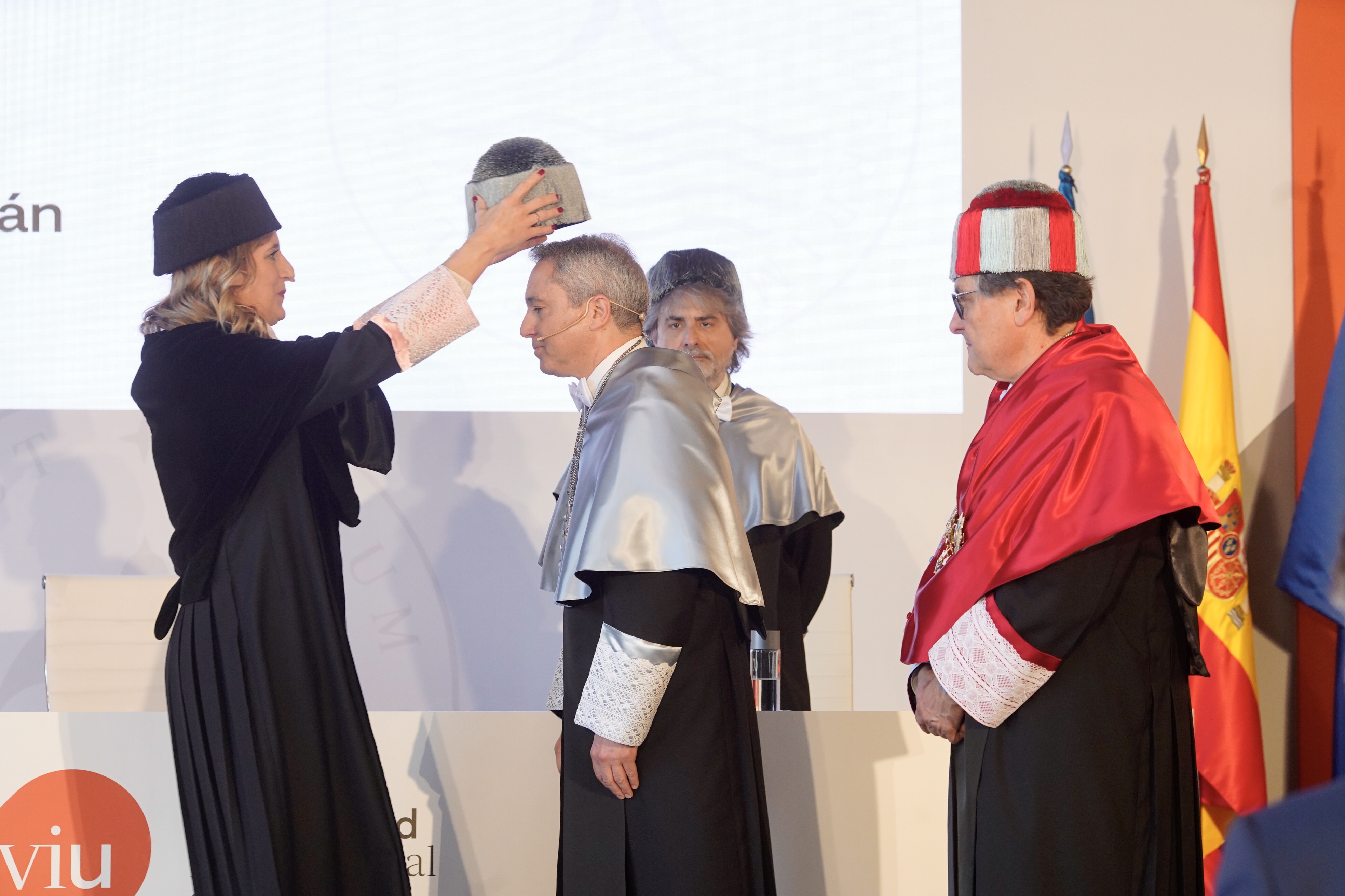 Nombramiento doctor honoris causa Vicente Valles, rectora Dra. Eva María Giner imponiendo el birrete doctoral durante la ceremonia de investidura