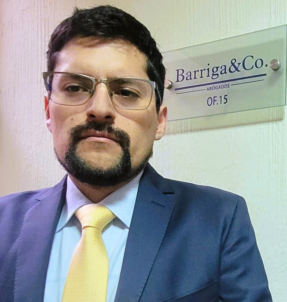 Franklin Barriga López Jr., Alumni de VIU en su despacho