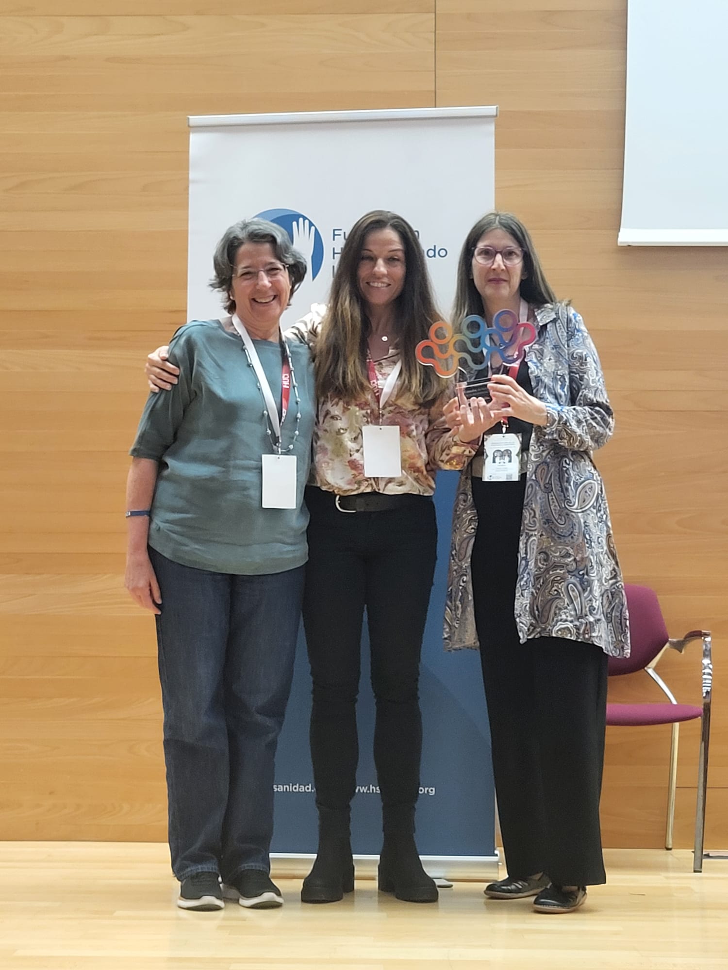 Representantes equipo ganador recibiendo Premio Mejor Intervención Aplicada 2024- Cátedra Humanización