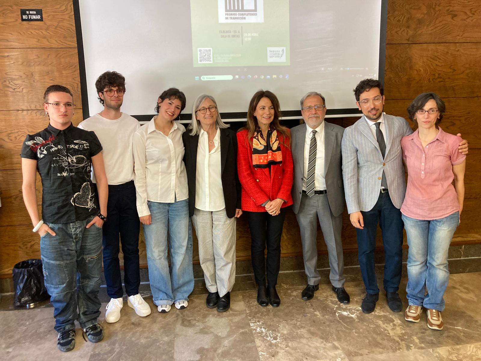 Jesús González Yumar, alumni de VIU con los otros ganadores y autoridades universitarias