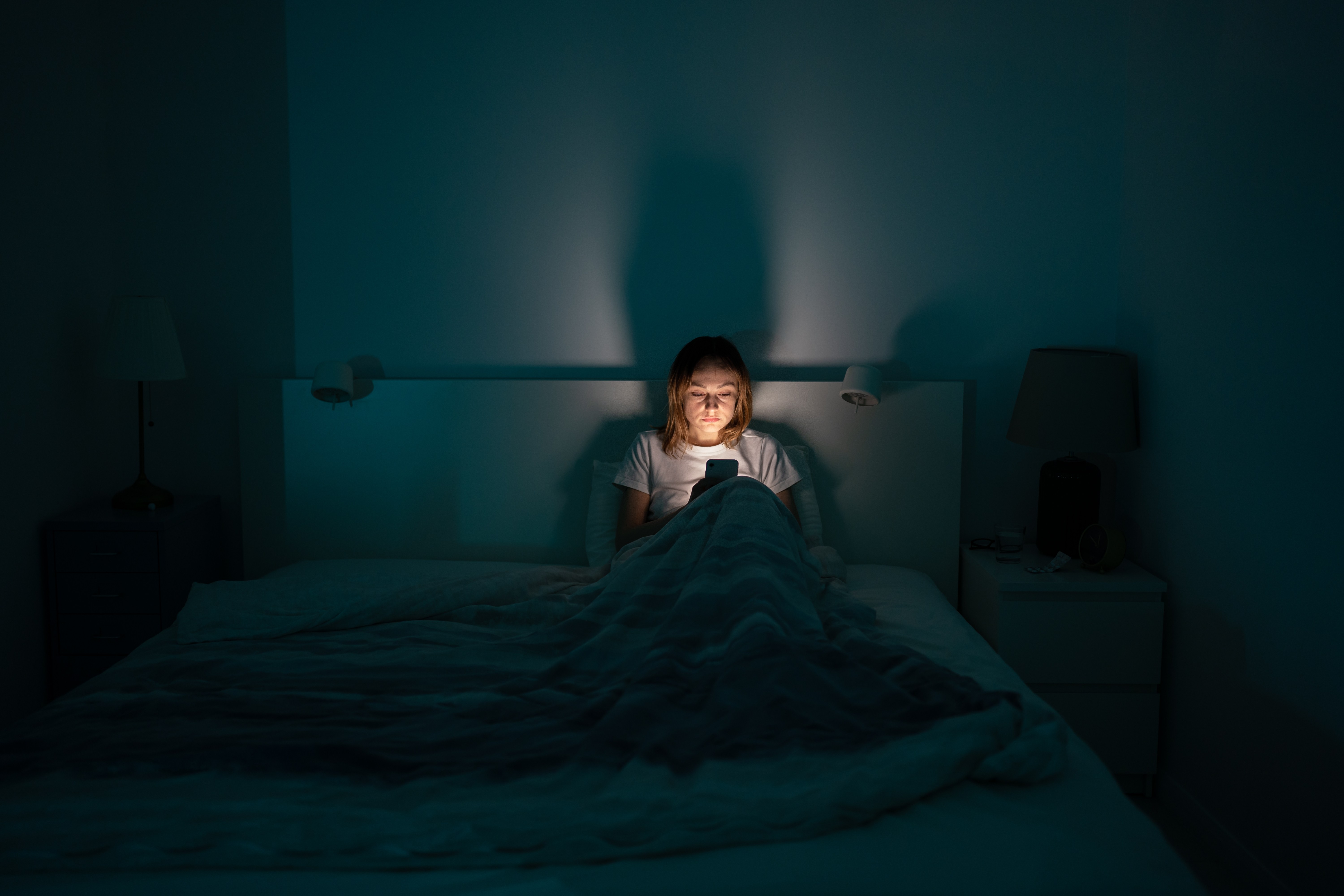 La luz azul de las pantallas disrumpe el ciclo circadiano, provocando dificultades del sueño
