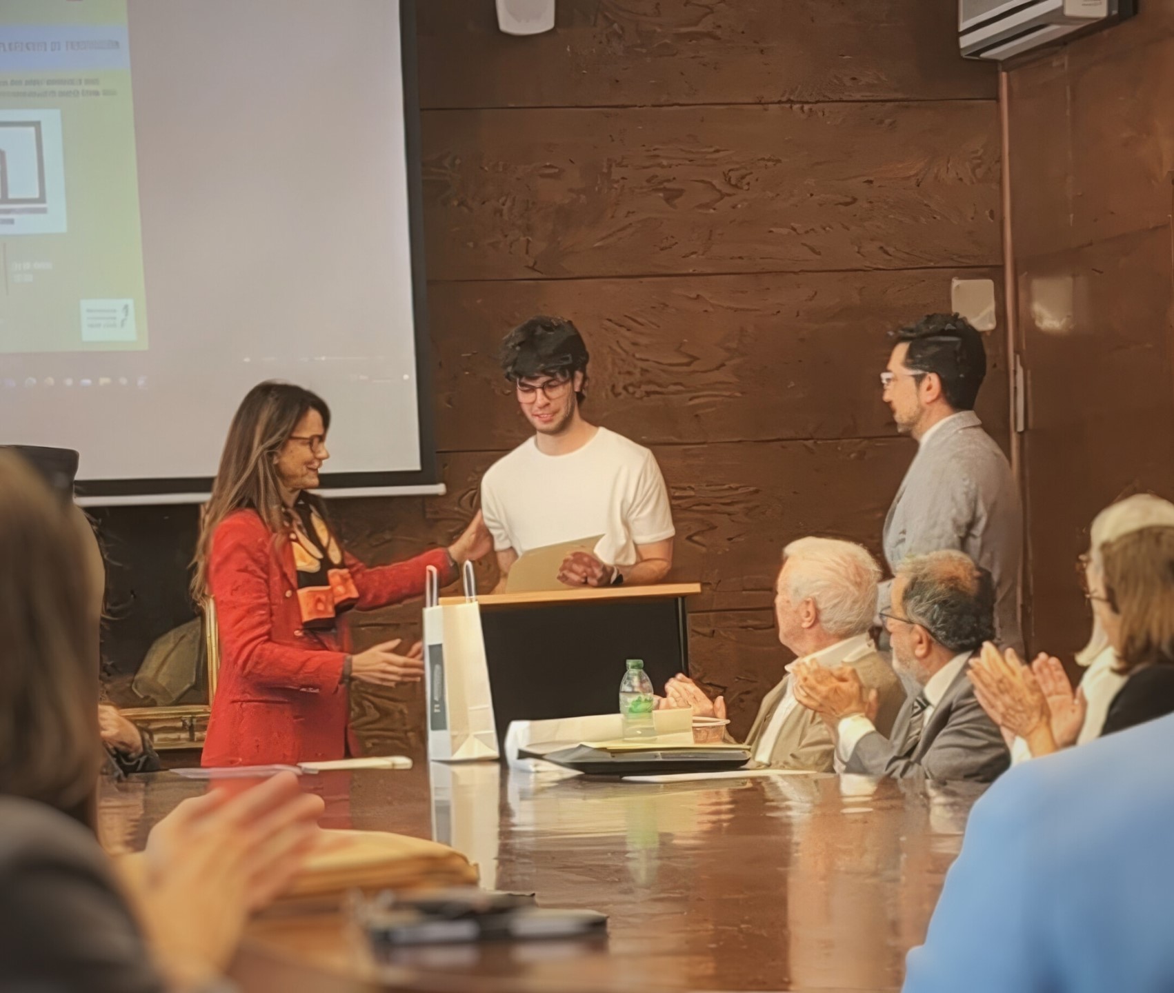 Jesús González Yumar, alumni VIU, recibiendo su premio