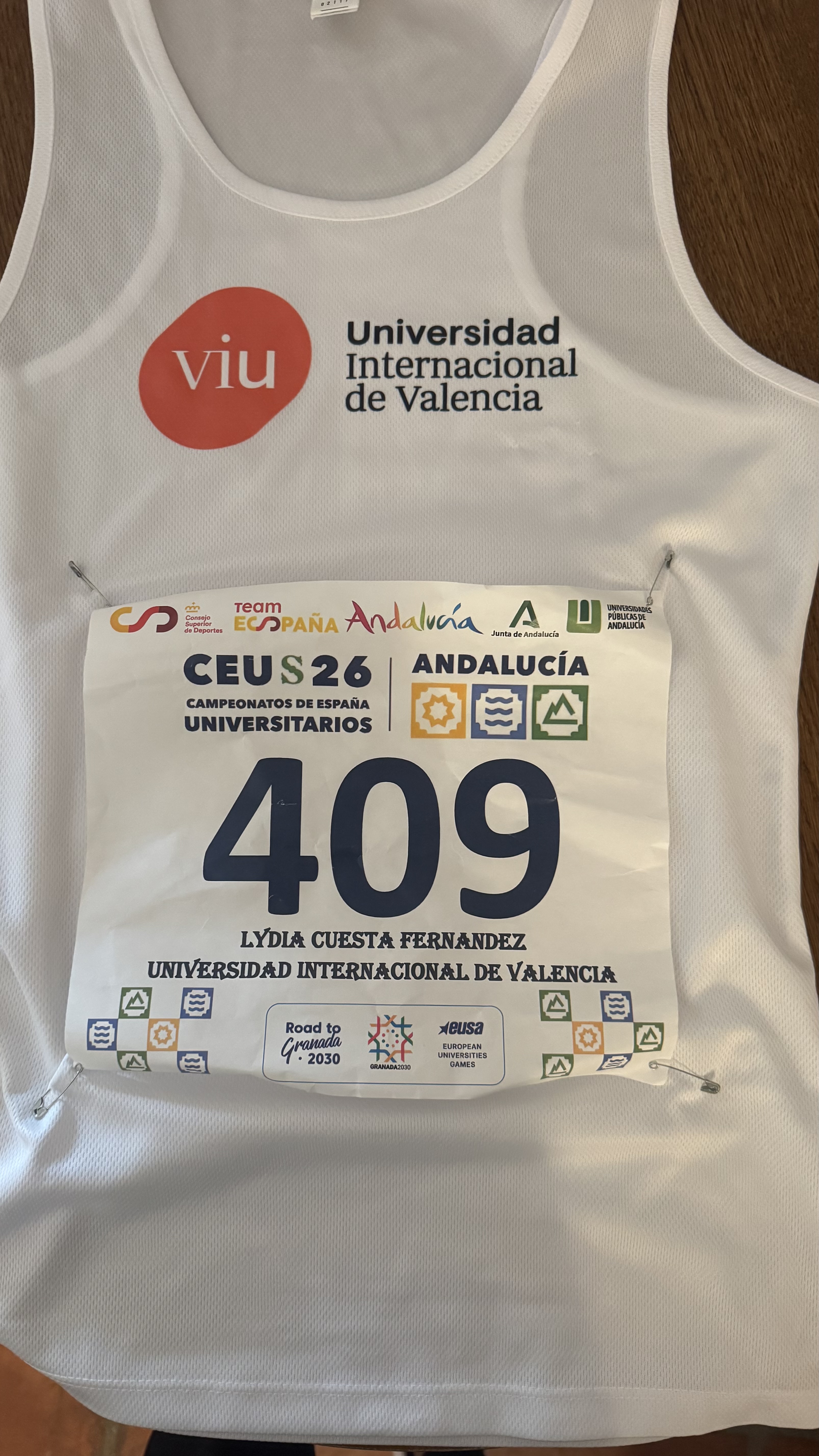 La camiseta blanca con el logo naranja de VIU de Lydia Cuesta