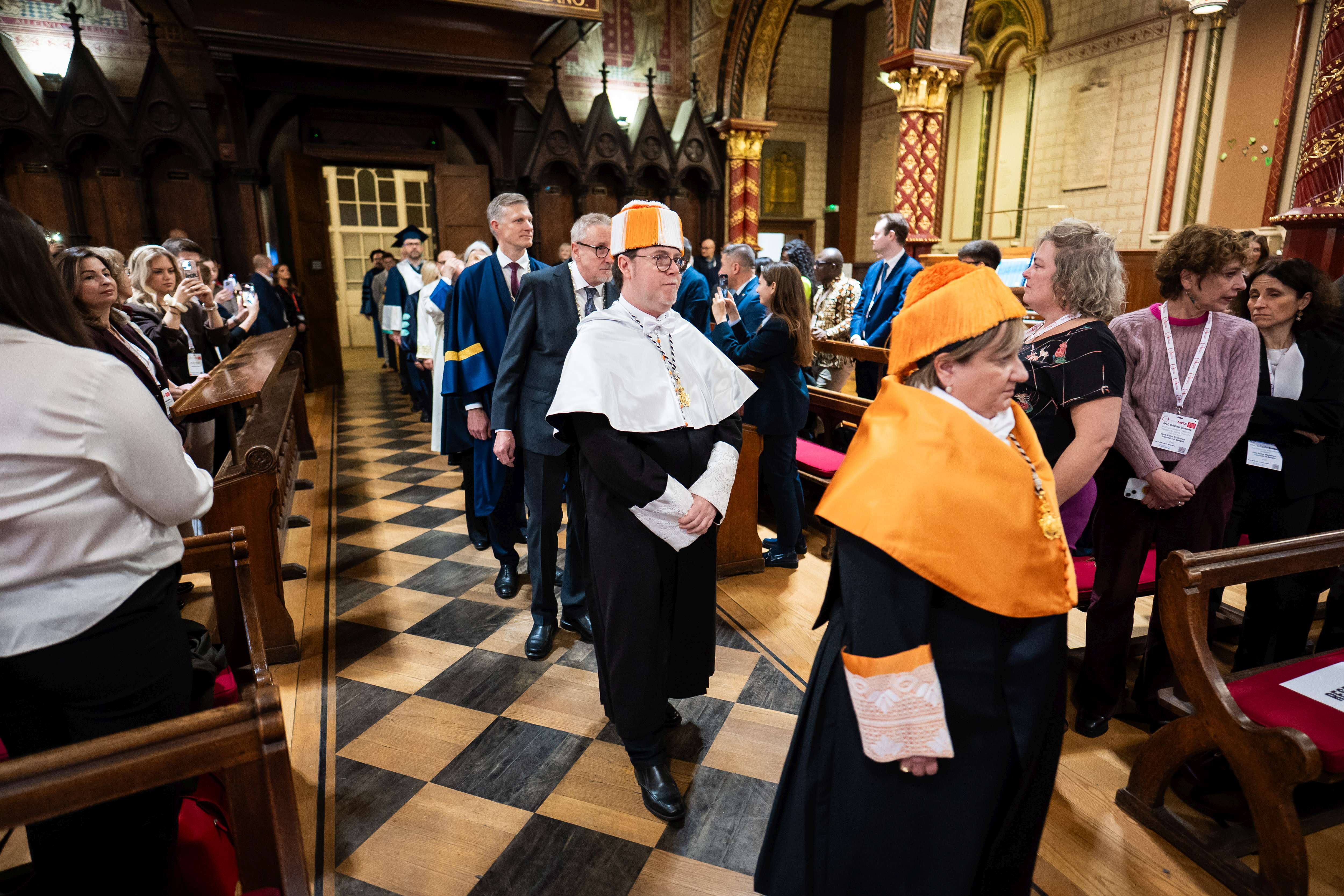 El Dr. José Martí Parreño, su Vicerrector de Investigación, Transferencia e Internacionalización en la comitiva durante los actos de celebración del aniversario de la Magna Charta Universitatum