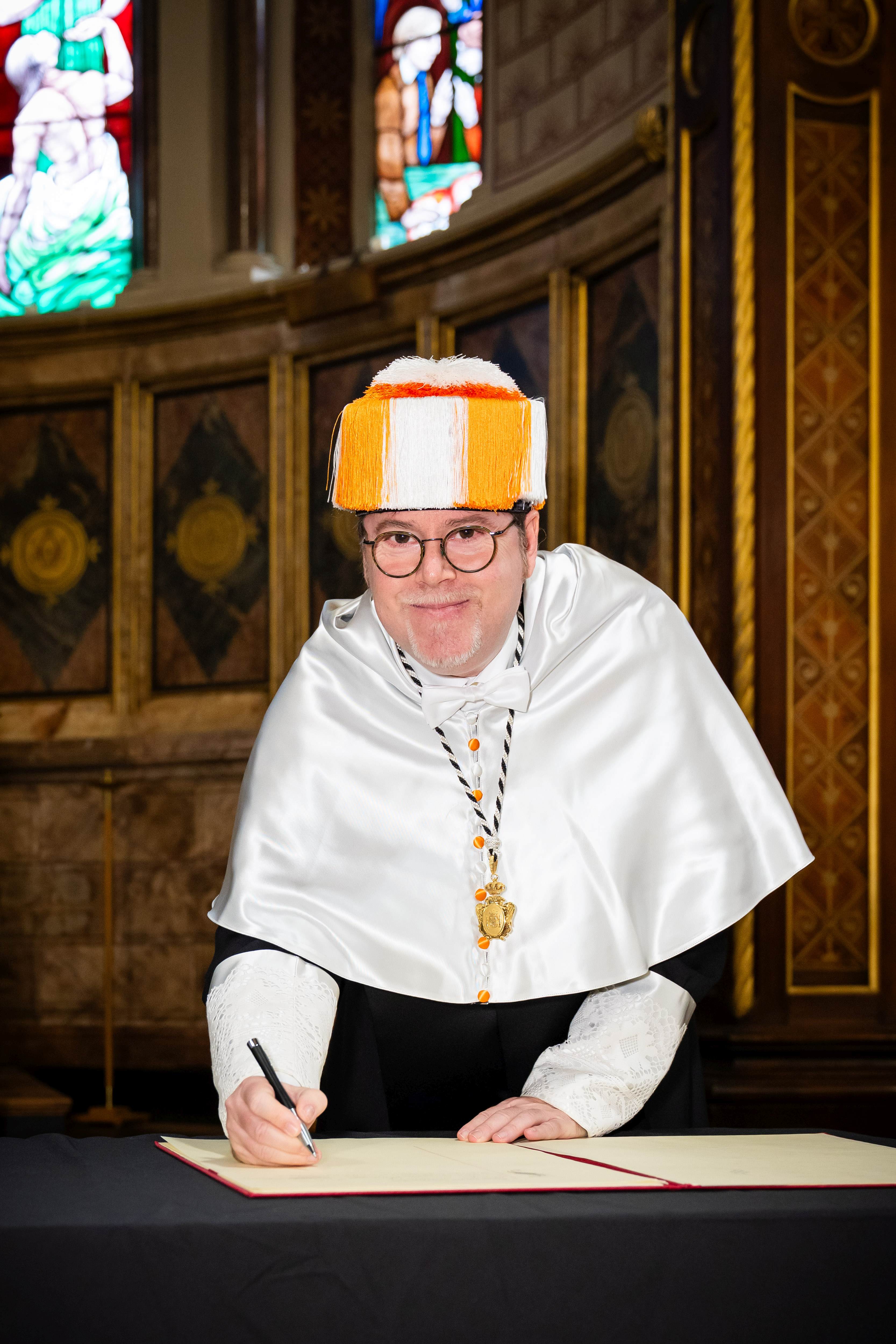 El Dr. José Martí Parreño, Vicerrector de Investigación, Transferencia e Internacionalización firmando la adheasión de VIU a la Magna Charta Universitatum