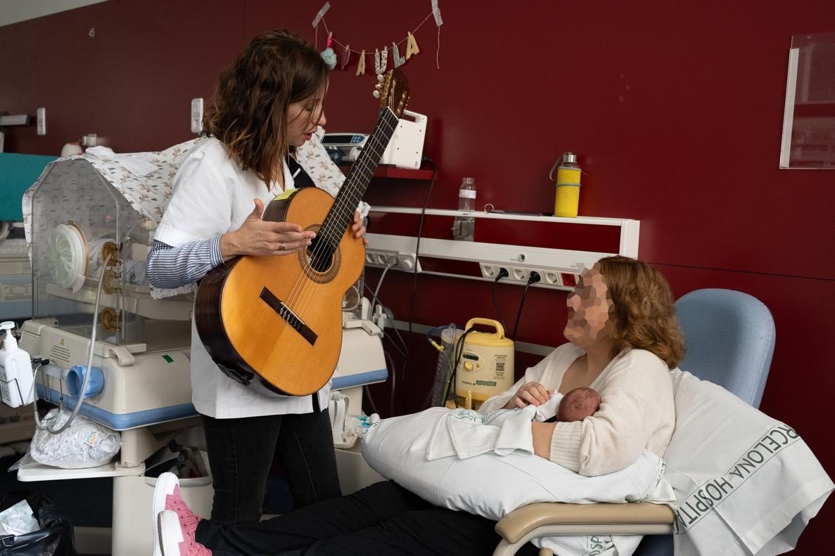 María Aguilera durante una intervención de musicoterapia para neonatos prematuros