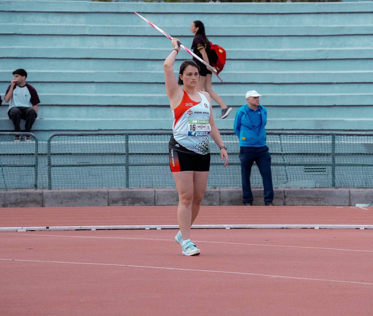 Marta Mancebo durante una competición de lanzamiento de jabalina, sobre la pista de atletismo y con la jabalina en la mano, preparando el lanzamiento
