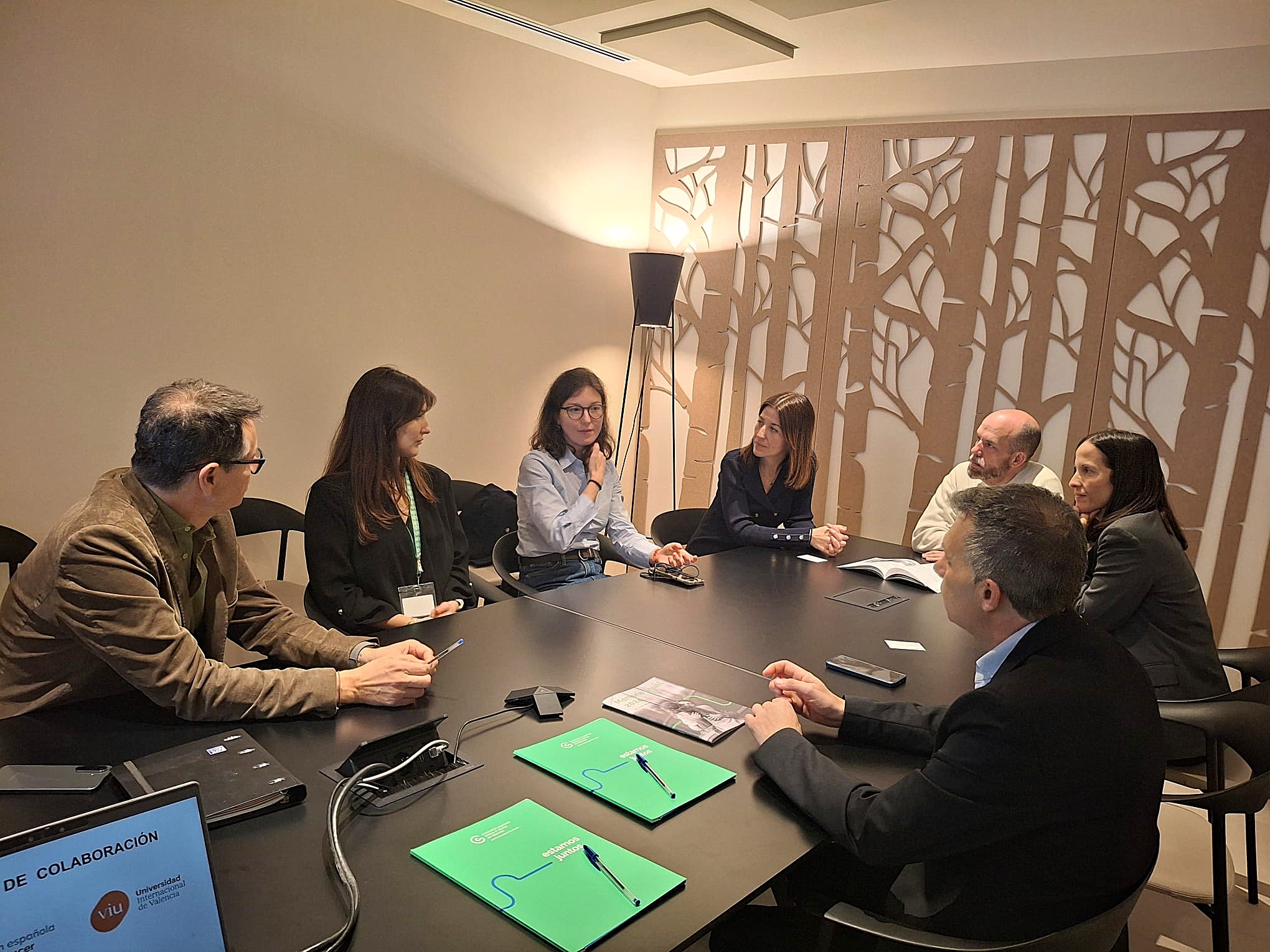 Representantes de VIU y de la AECC en Valencia reunidos
