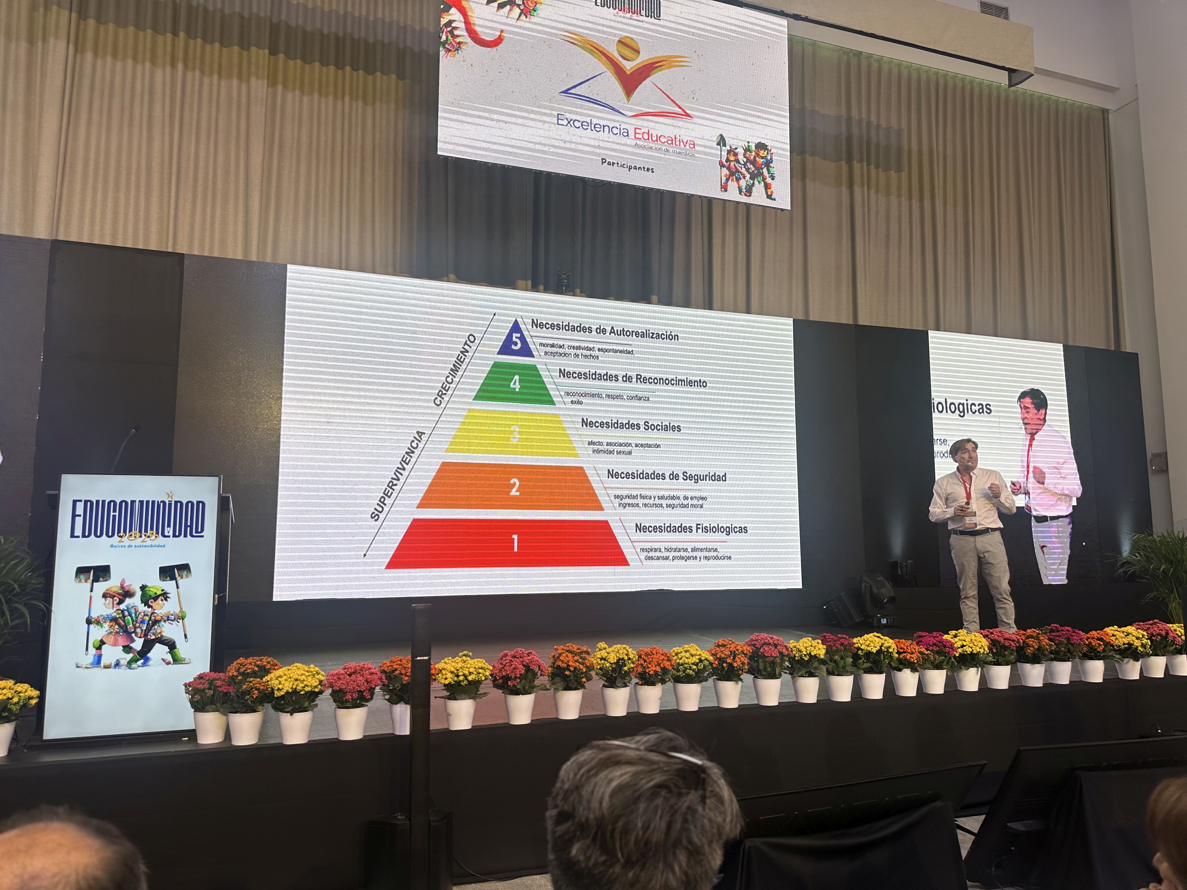 Toni García docente de VIU, durante su ponencia en la feria EduComunidad 2025, celebrada en Ecuadorr