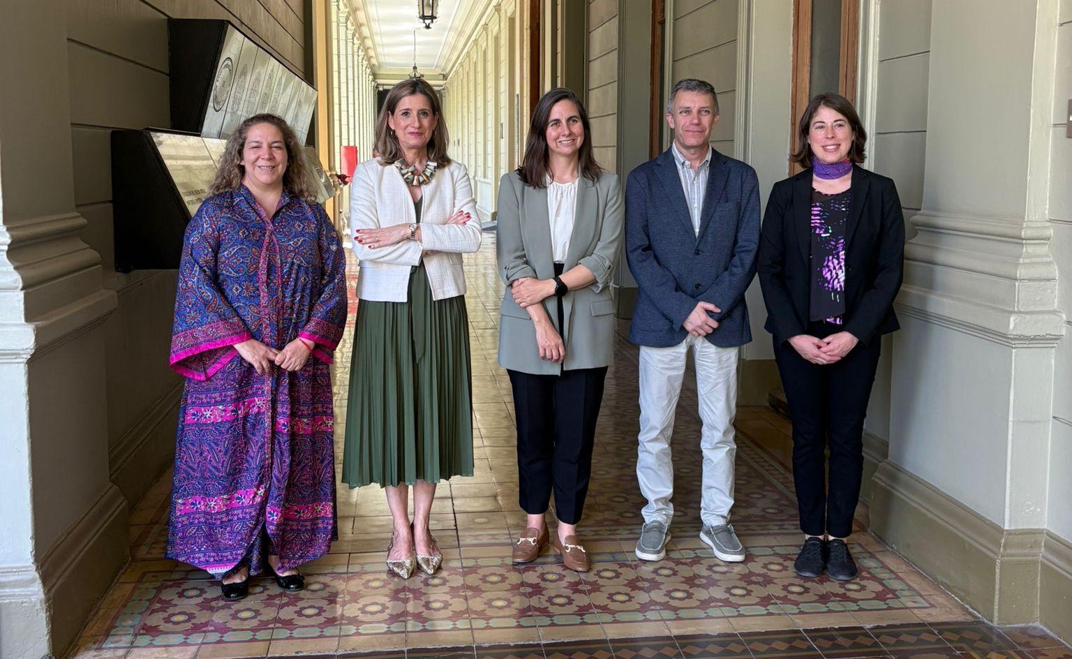 Rectora de VIU, Decano de la Facultad de Ciencias de la Salud de VIU y autoridades de la Pontificia Universidad Católica de Chile