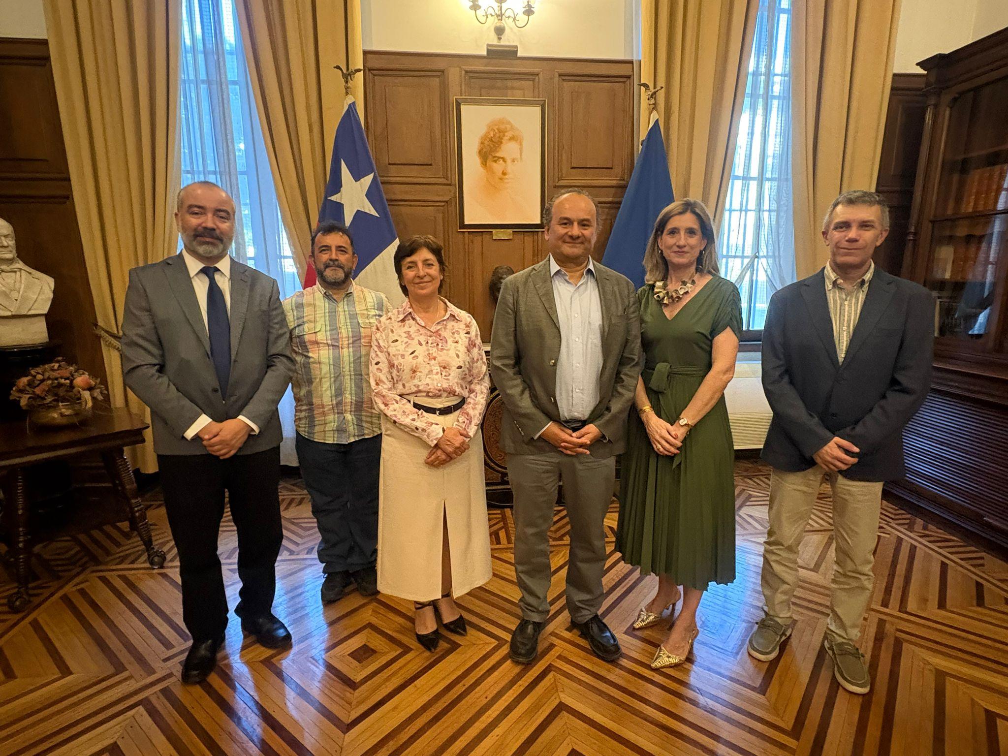 Rectora de VIU, Decano de la Facultad de Ciencias de la Salud de VIU y autoridades de la Universidad de Chile