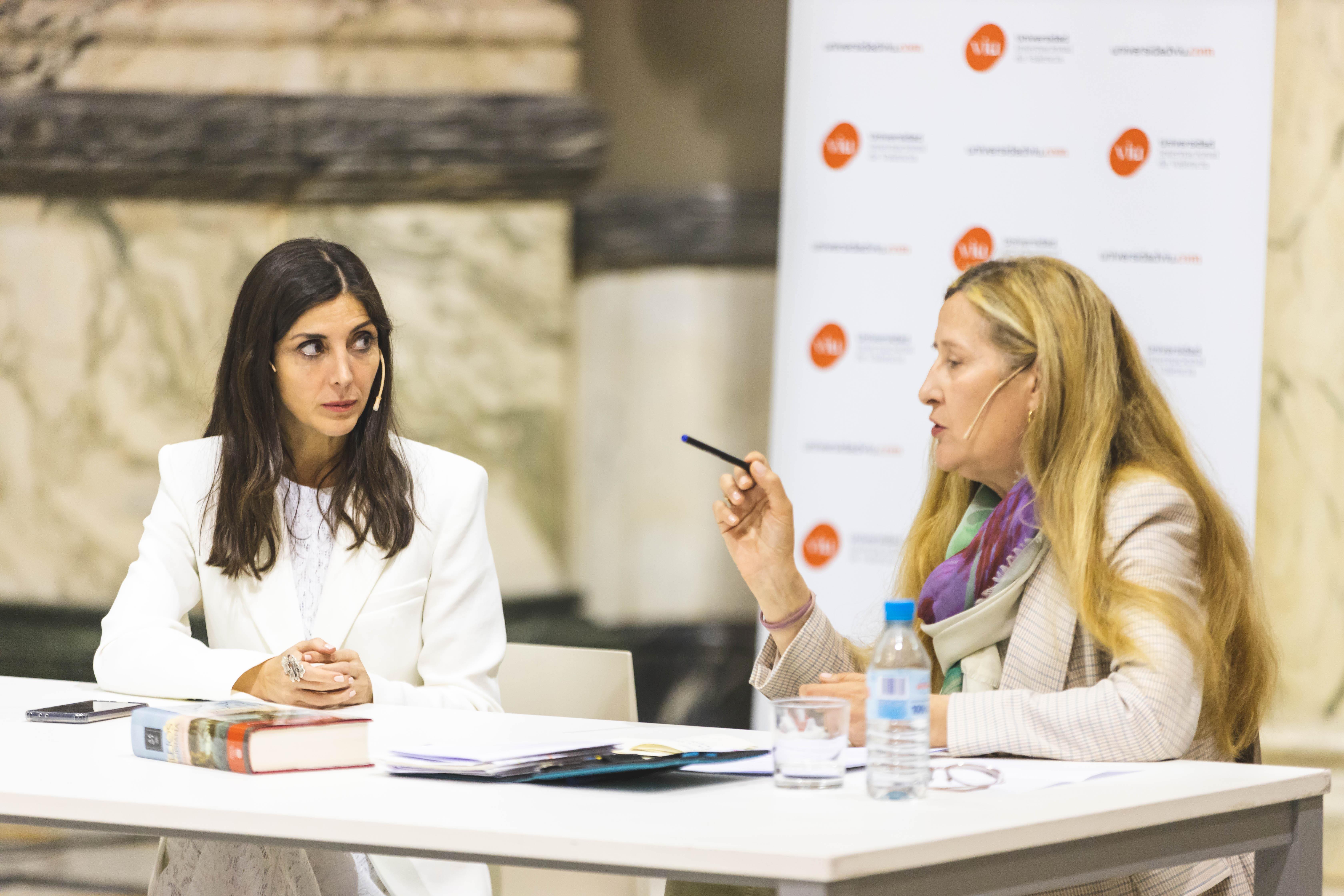 Espido Freire y Luz Gabás durante un momento de la masterclass