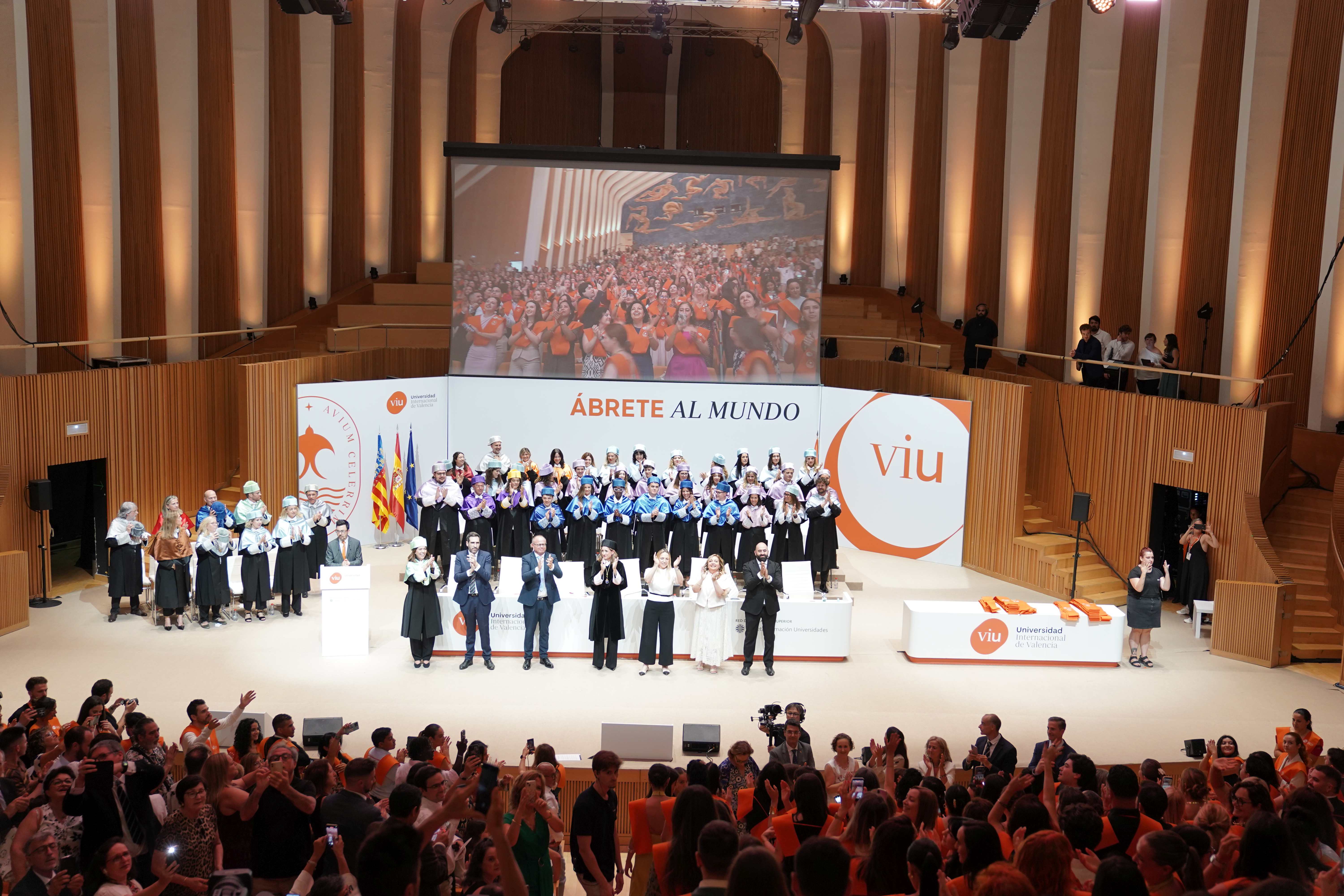 Vista panorámica del escenario de la Graduación VIU 2026