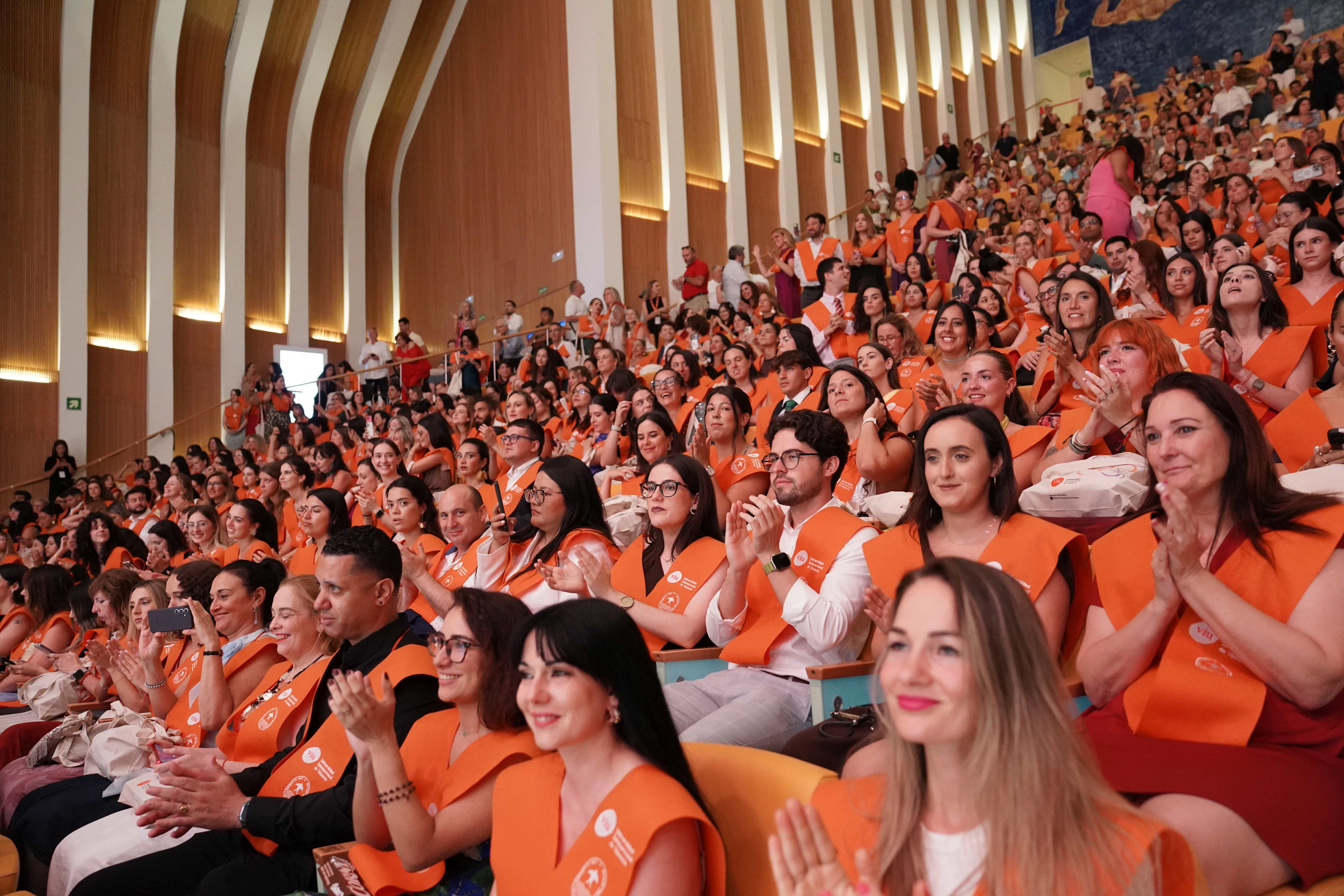 Estudiantes con sus becas en la Graduación 2026 de VIU