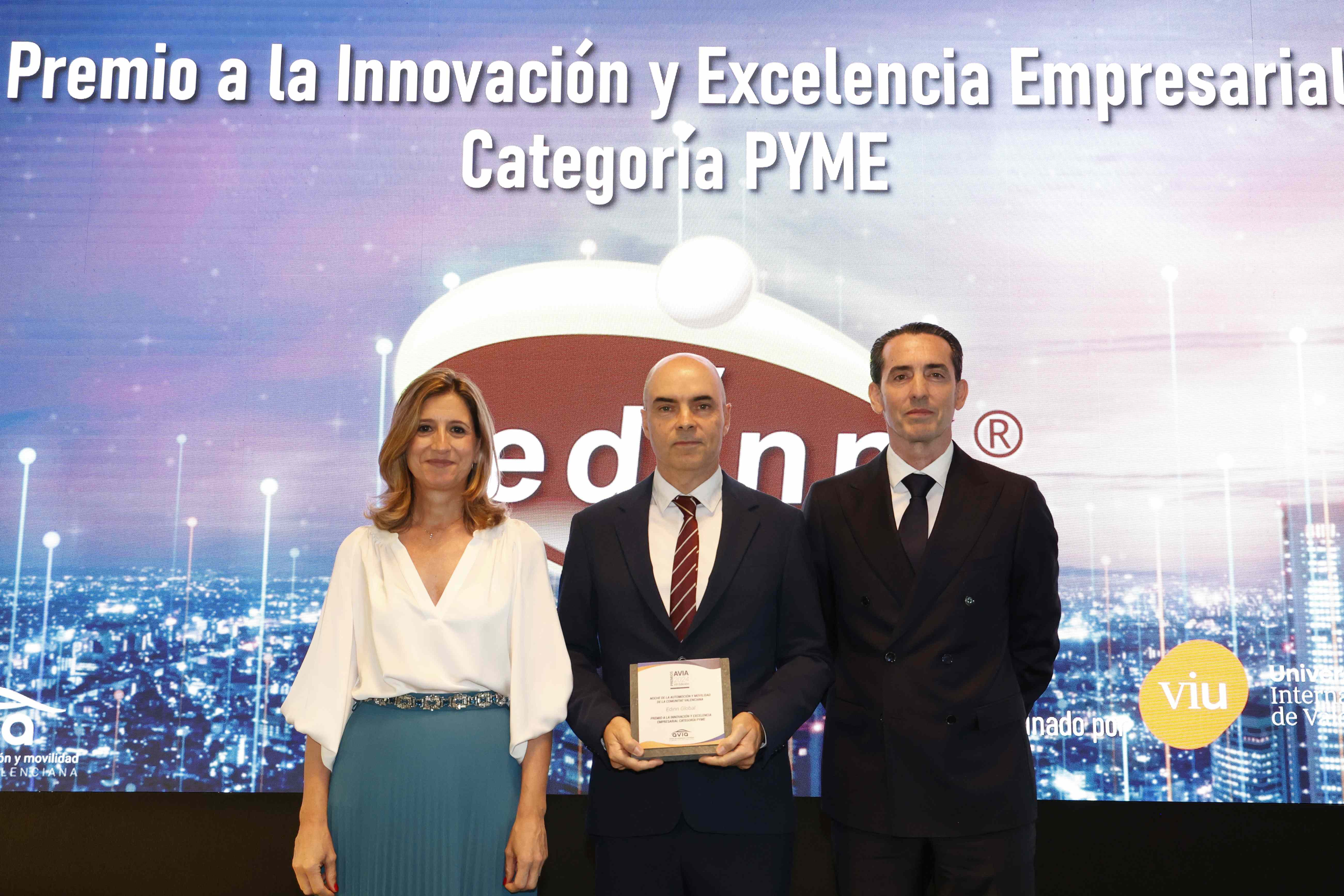Dra. Eva María Giner, rectora de VIU, entrega premio Gala VII Noche de la Automoción y Movilidad de la Comunitat Valenciana