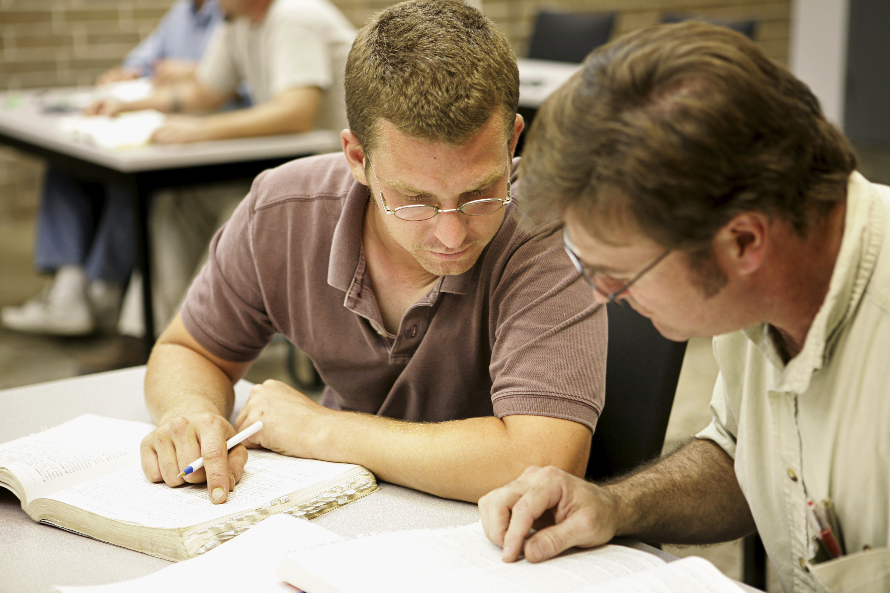 Статусы про гнилых людей. Учился у таких людей как. Ленин учиться учиться. Взрослые за партой. Люди вместе могут совершить то.