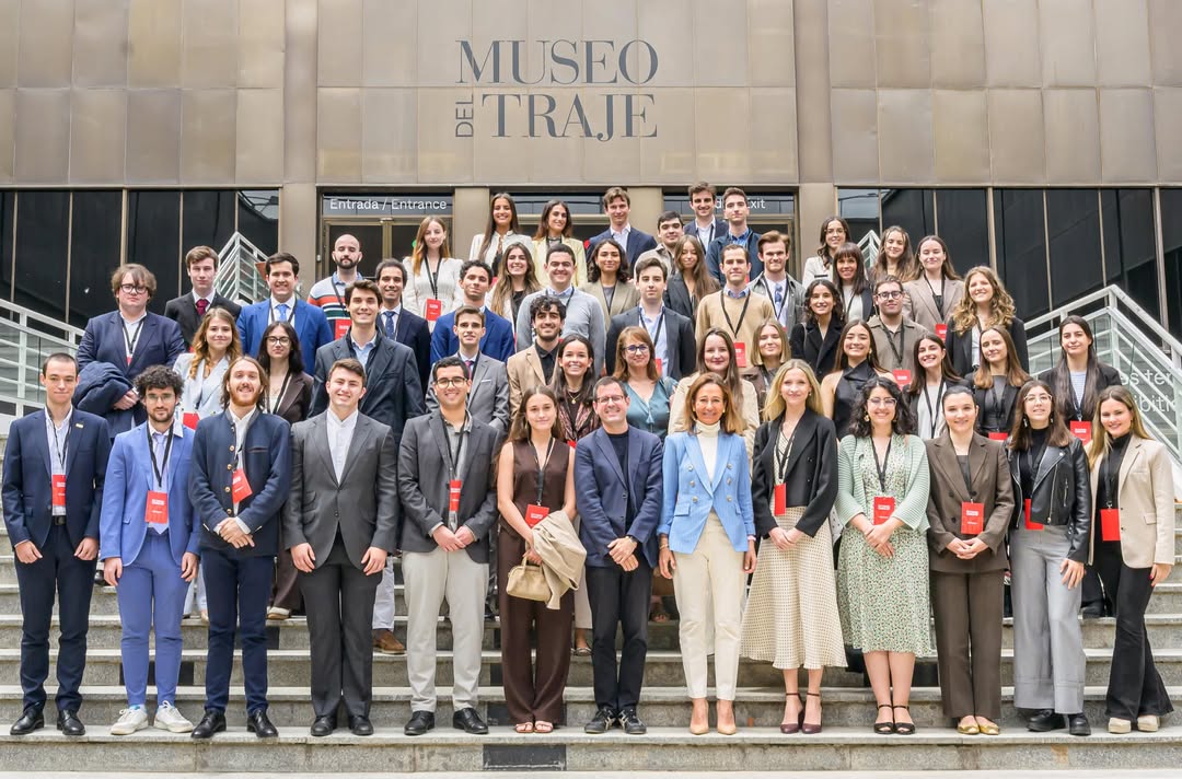 Foto grupal con los becados por Santander, en que Alejandra García Hernández estudiante de VIU se encuentra en la parte central de la imagen